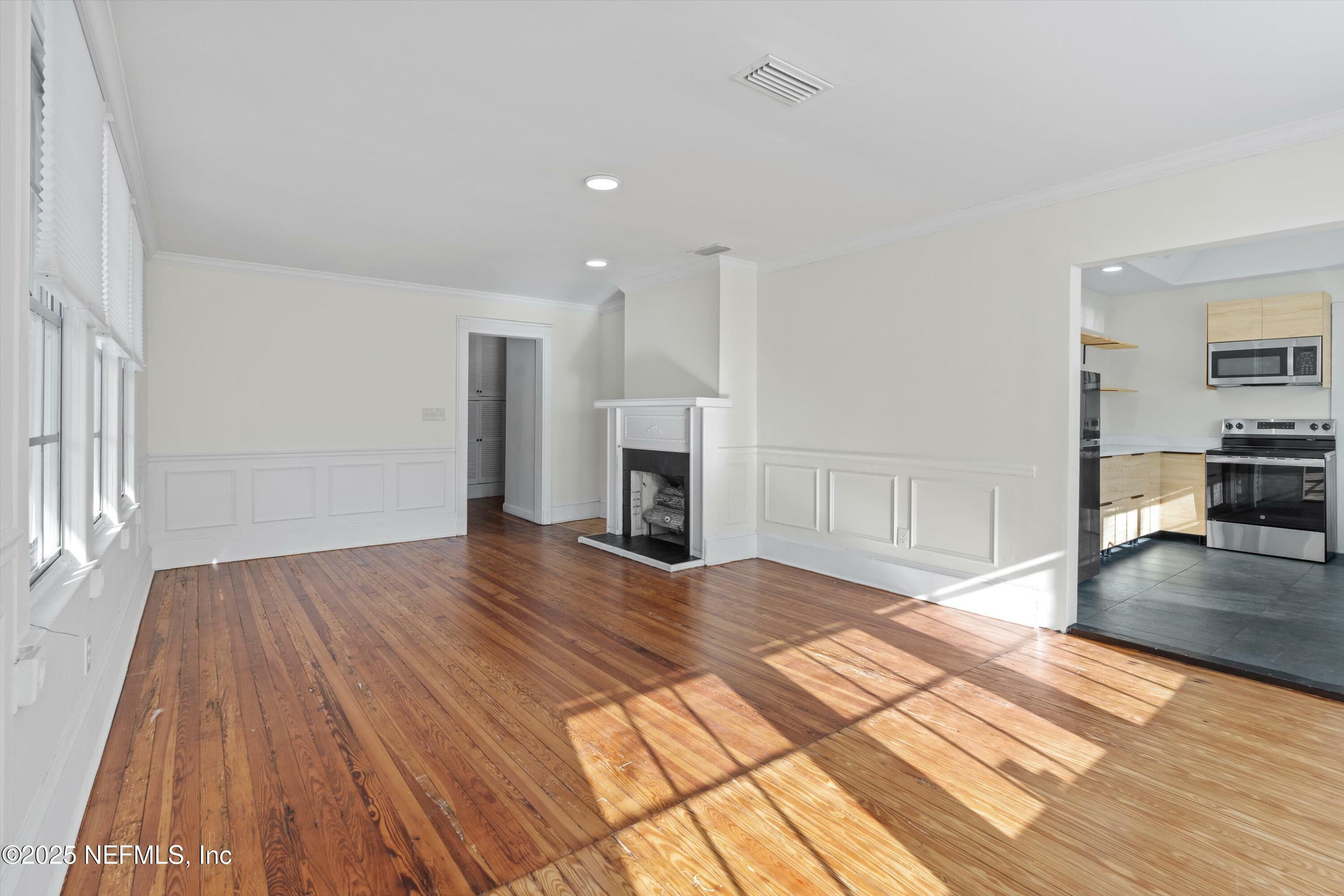 Property Photo: 1630 Larue Avenue FL 32207