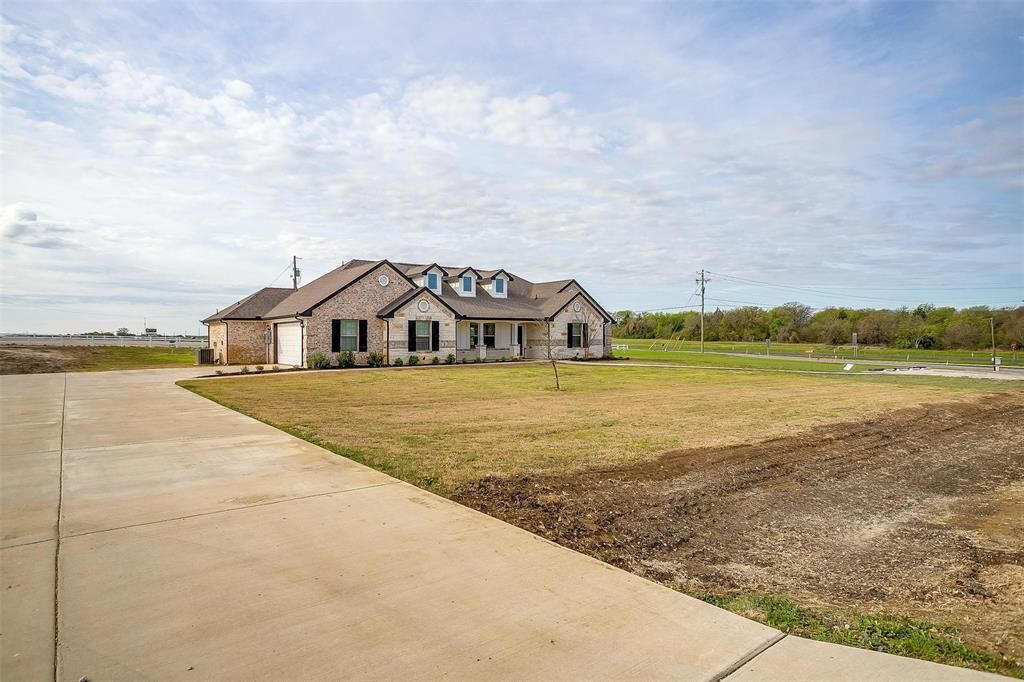 Property Photo:  8000 Harvest Drive  TX 76050 