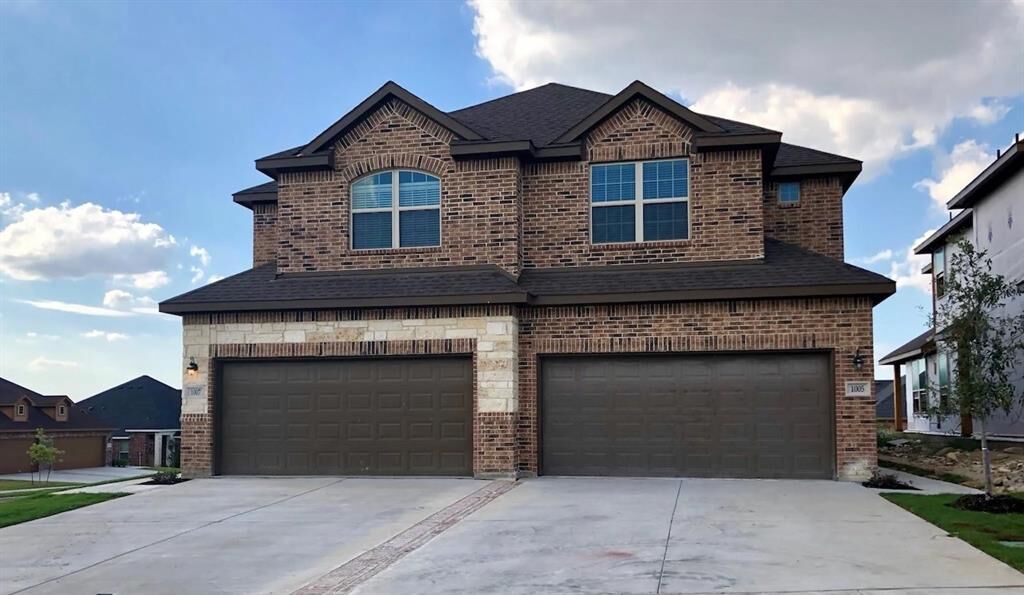 Property Photo: 1005-1007 W Sierra Vista Court TX 76065