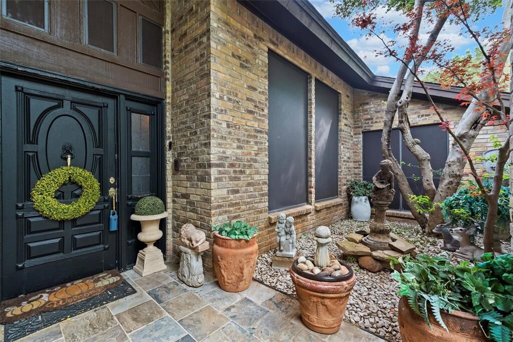 Property Photo:  2000 Shadow Ridge Drive  TX 76006 