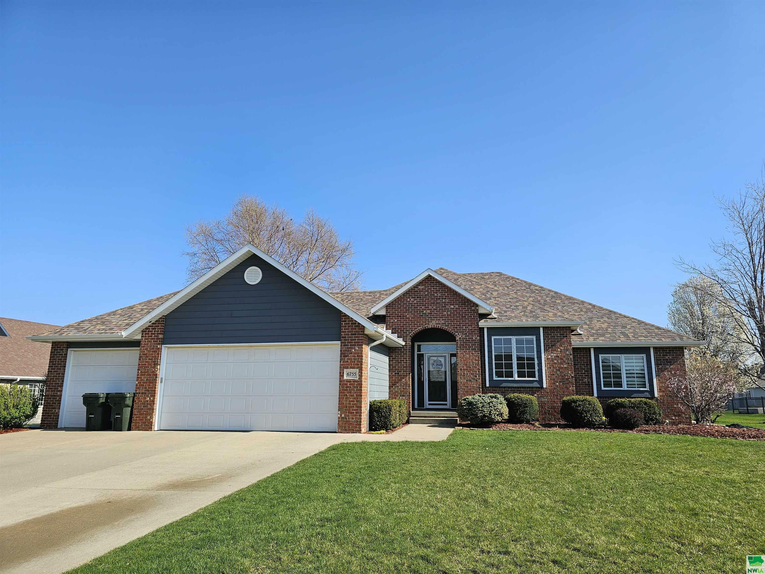 Property Photo: 6755 Cantebury Court IA 51106