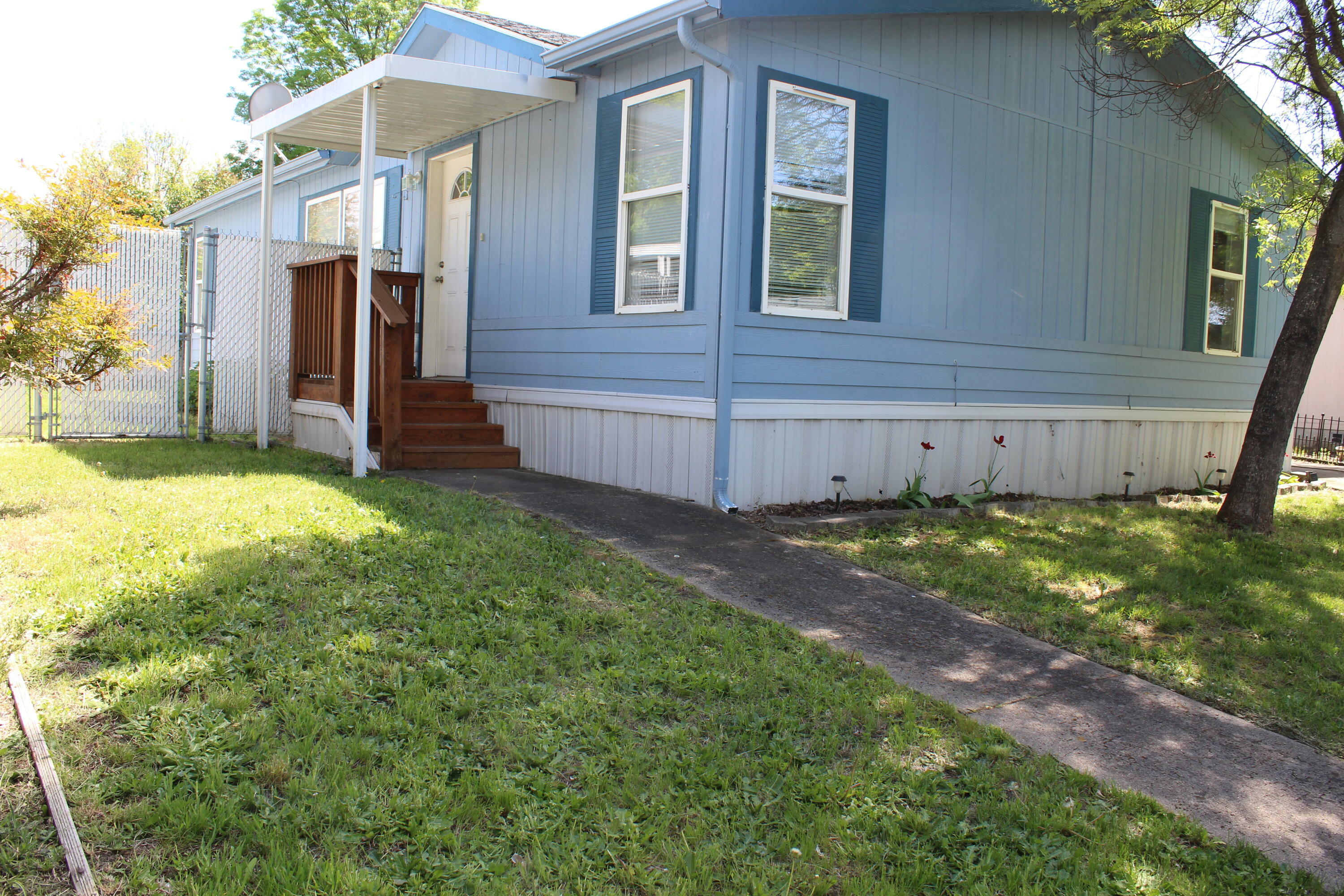 Property Photo: 633 E Archwood Drive 74 OR 97524