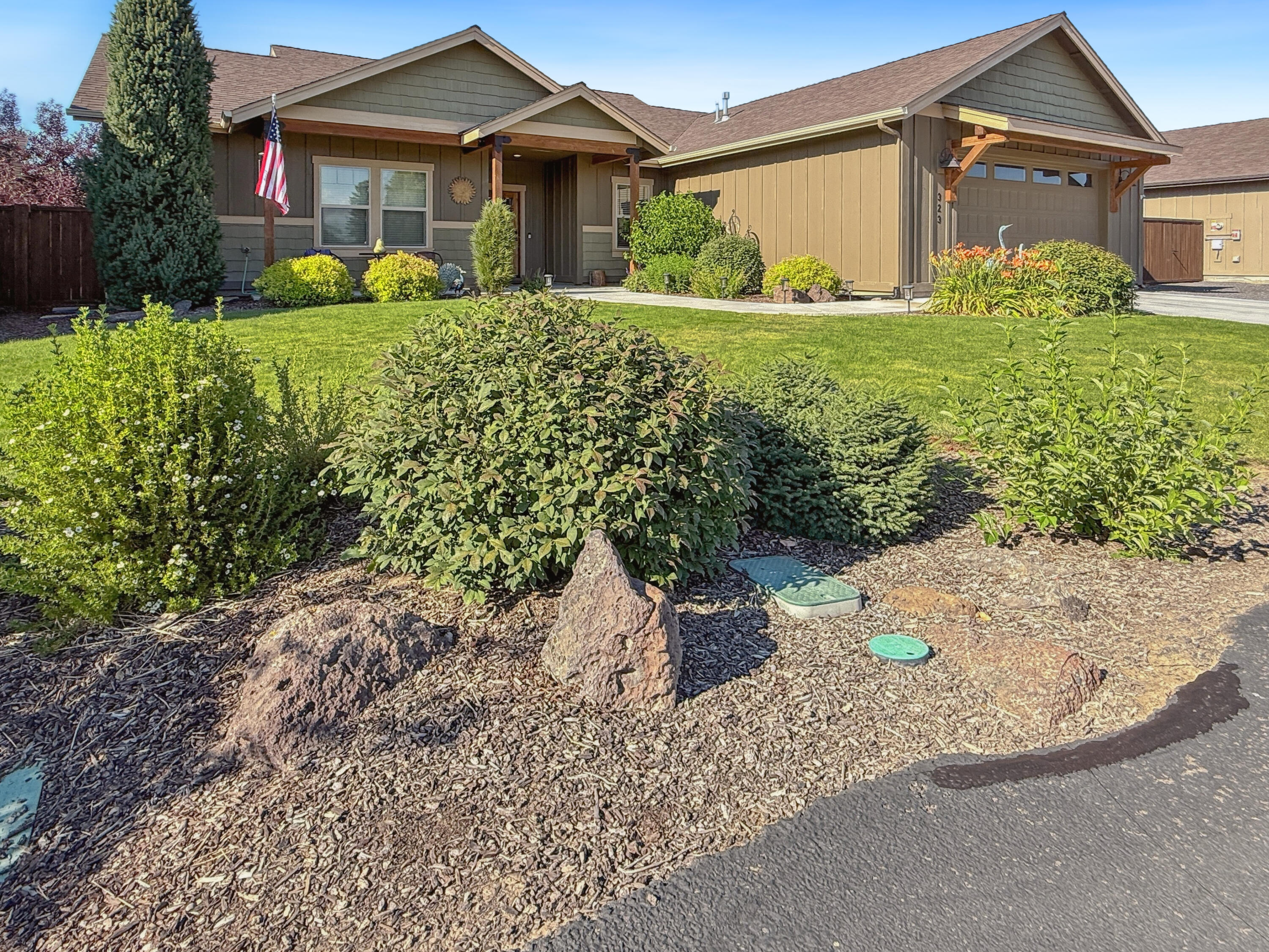 Property Photo: 323 NW Saddle Ridge Loop OR 97754