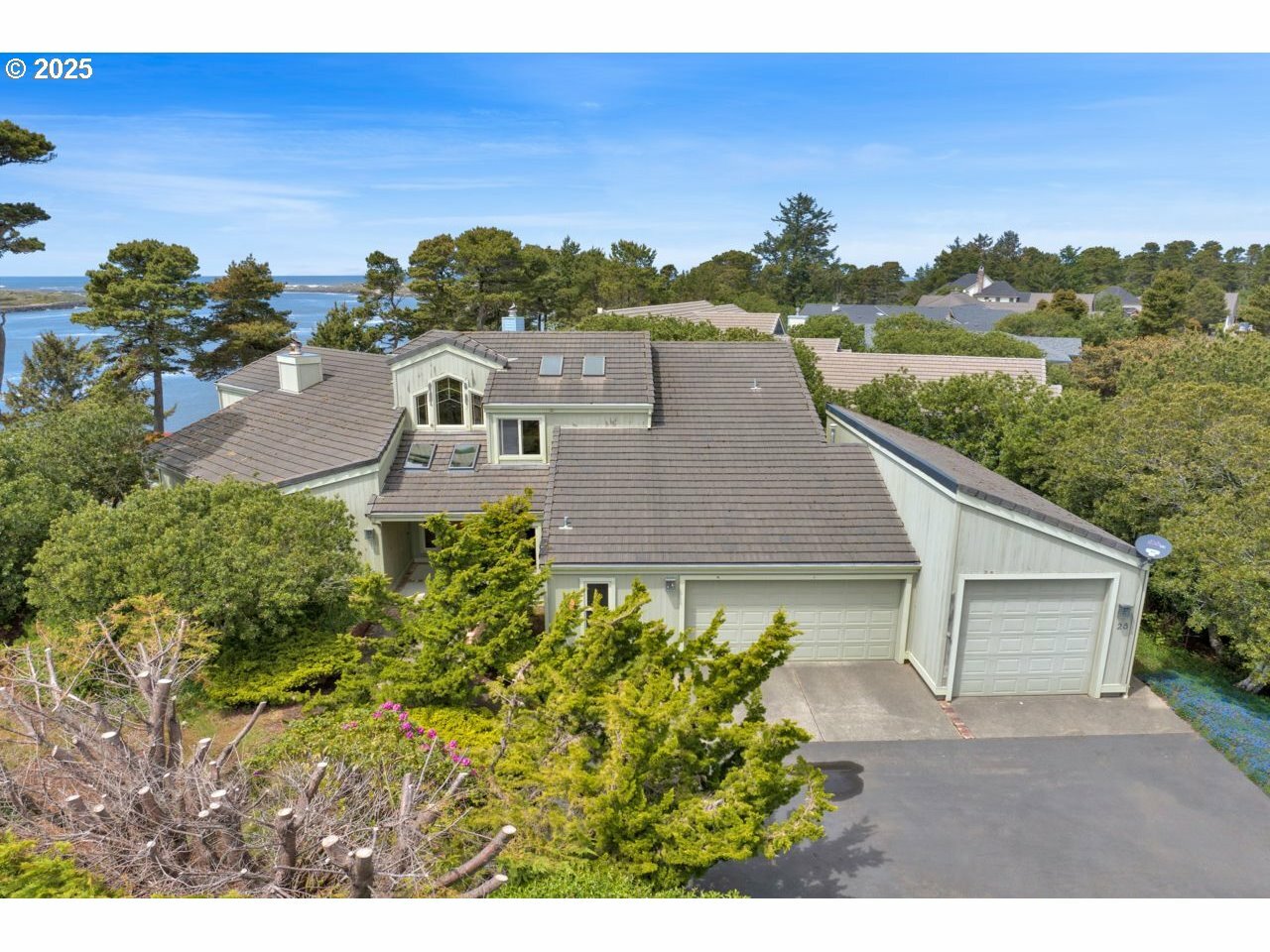 Property Photo: 28 Shoreline Dr OR 97439