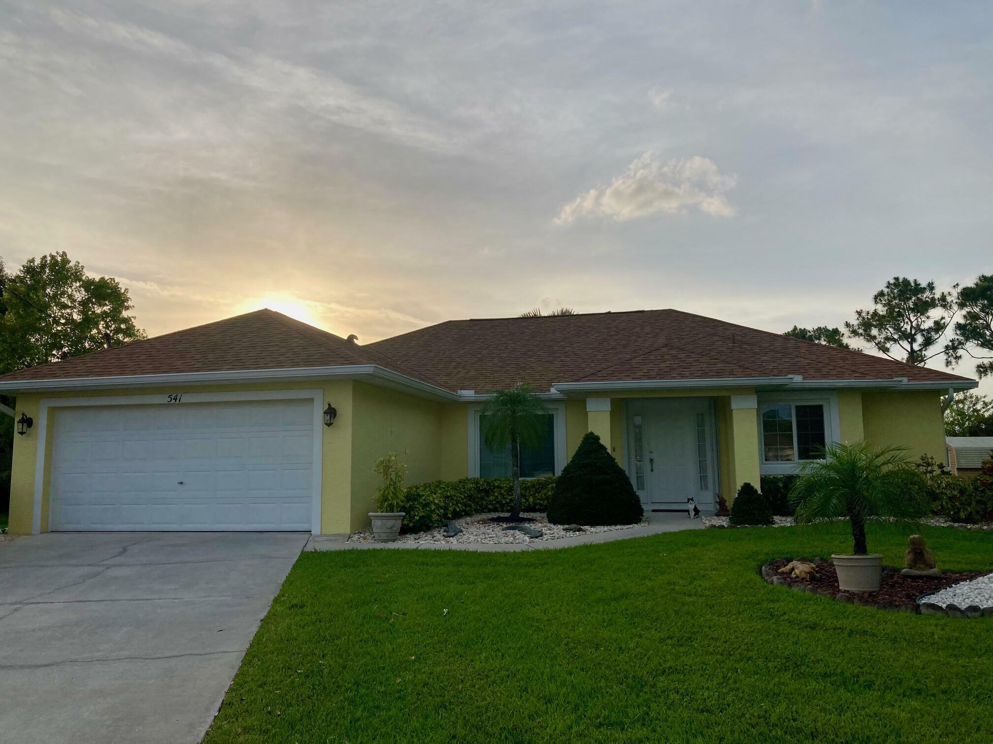 Property Photo: 541 SW Saturn Court FL 34953