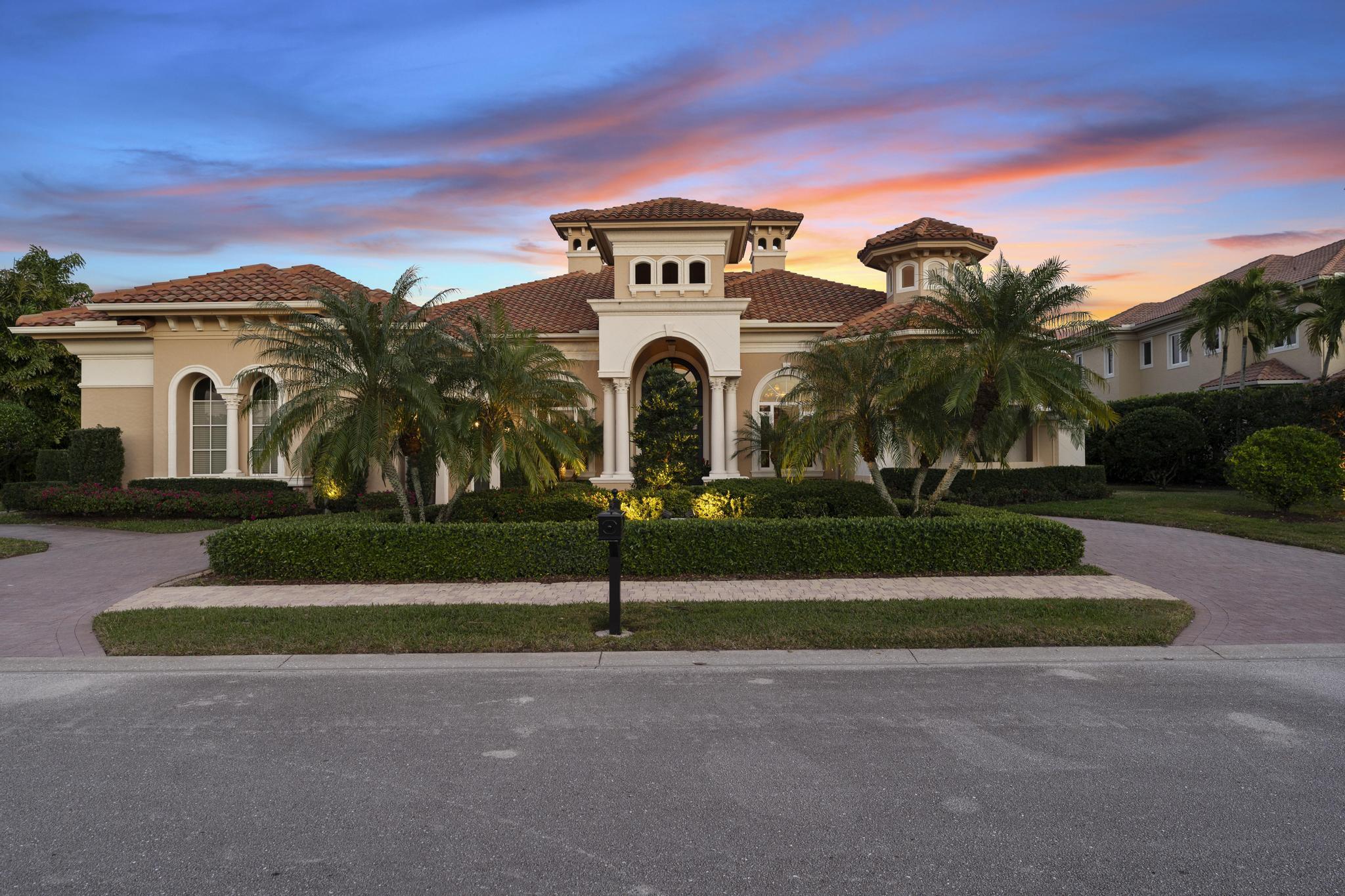 Property Photo: 124 SE Rio Casarano FL 34984