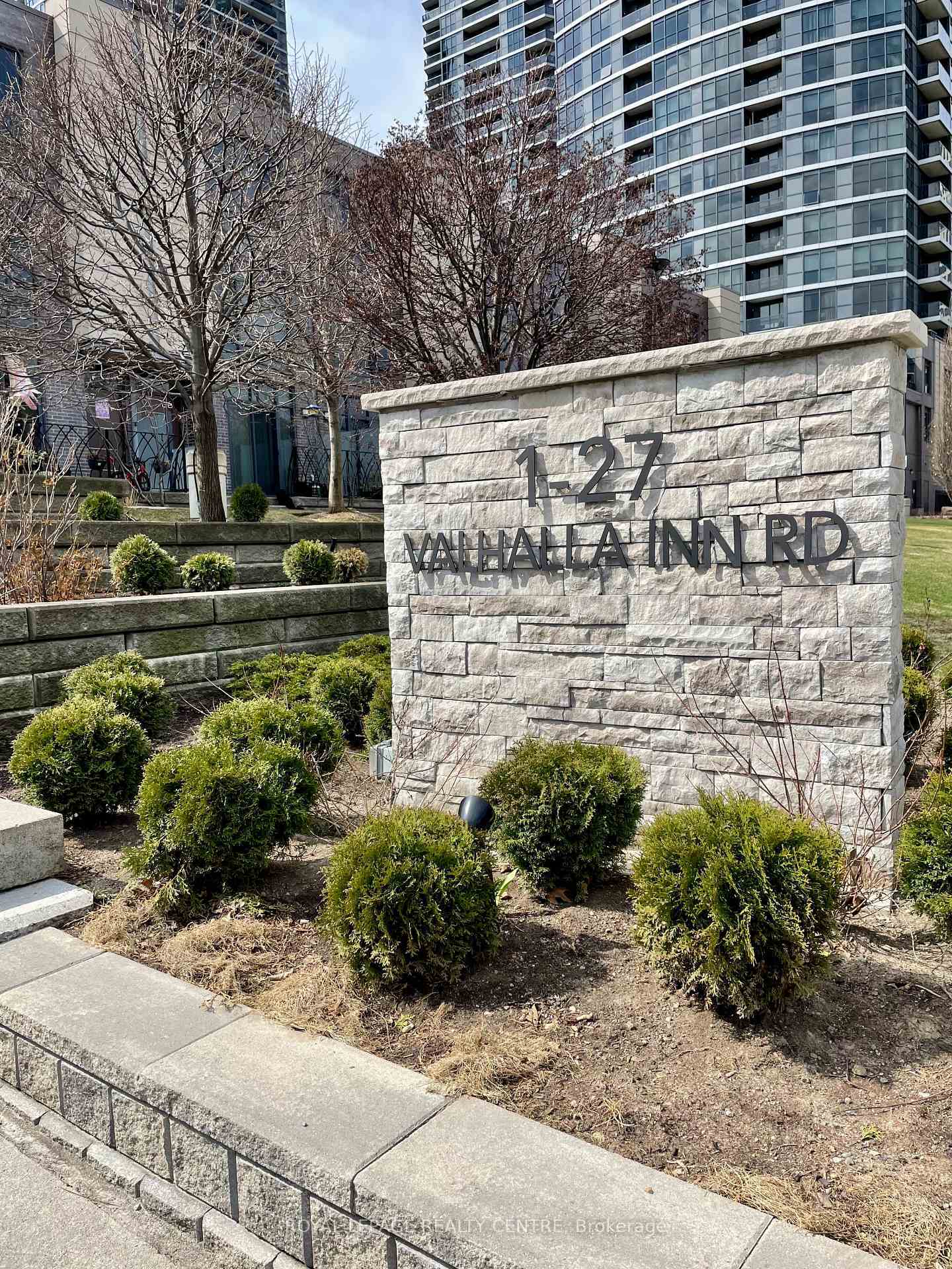Property Photo:  19 Valhalla Inn Road 35  ON M9B 0B3 