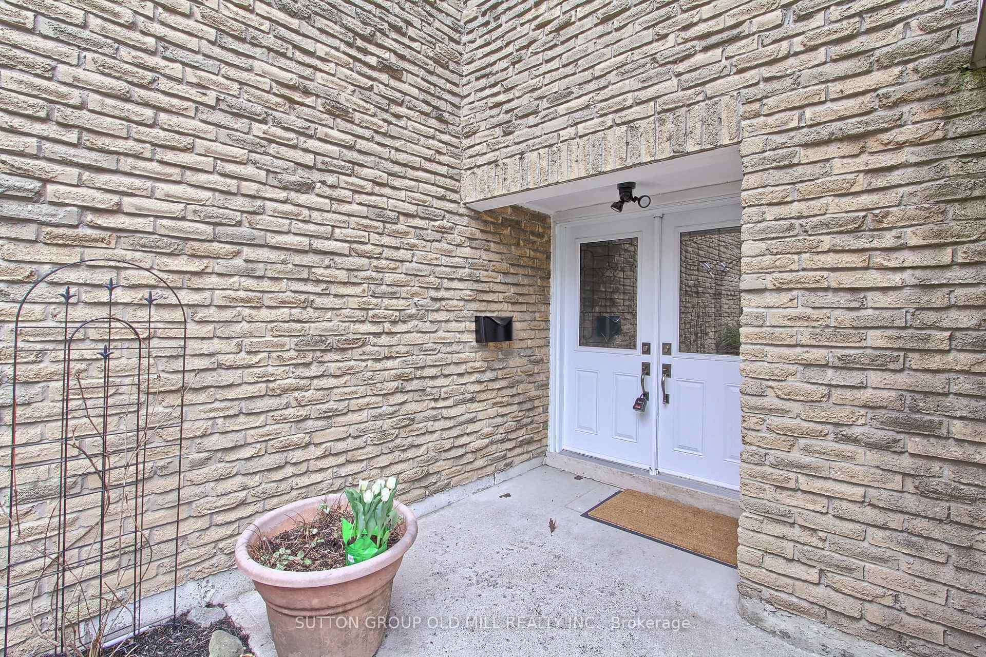 Property Photo: 400 Bloor Street 31 ON L5A 3M8