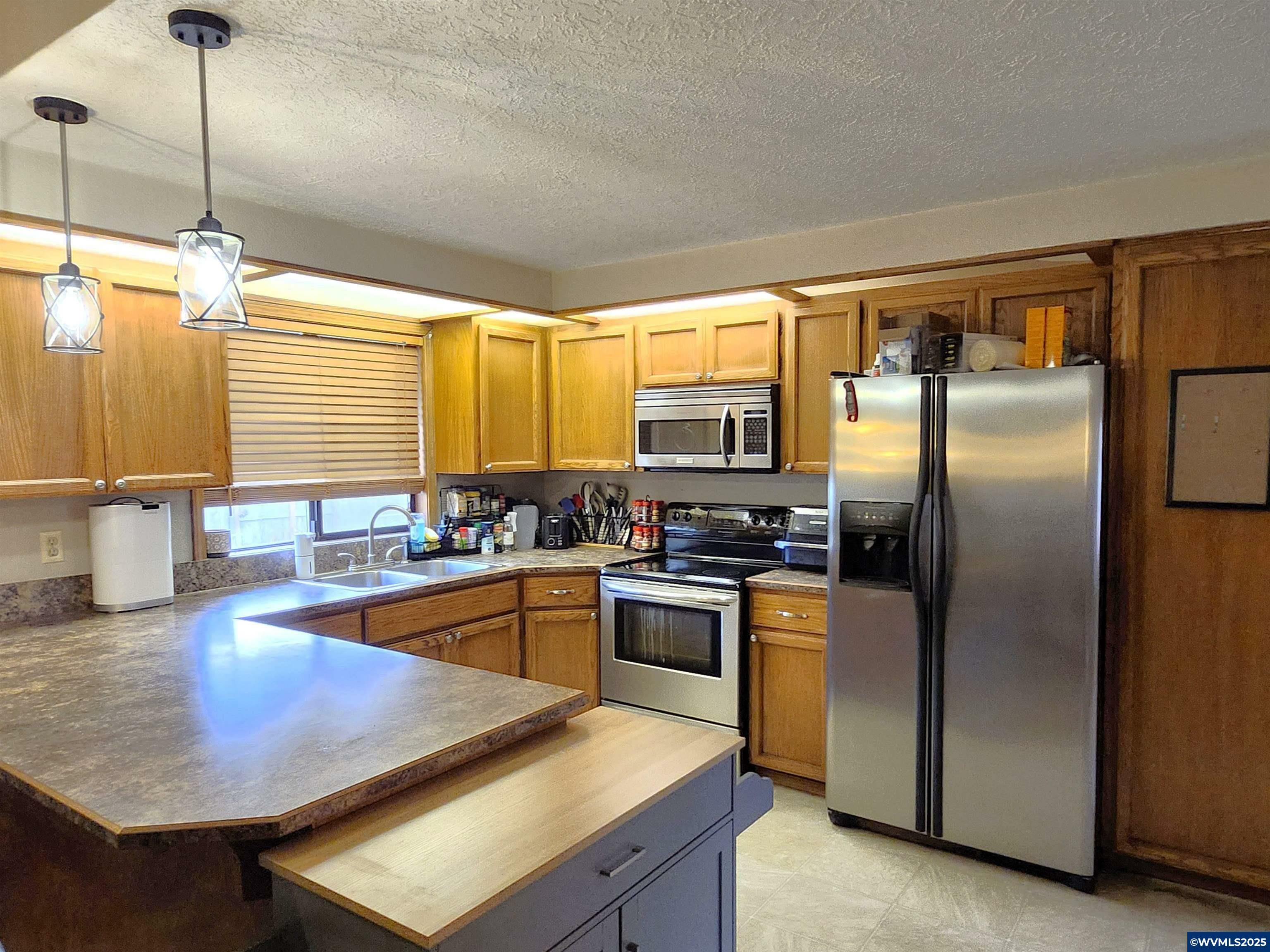 Property Photo: 1555 Rock Ledge Dr NE OR 97303