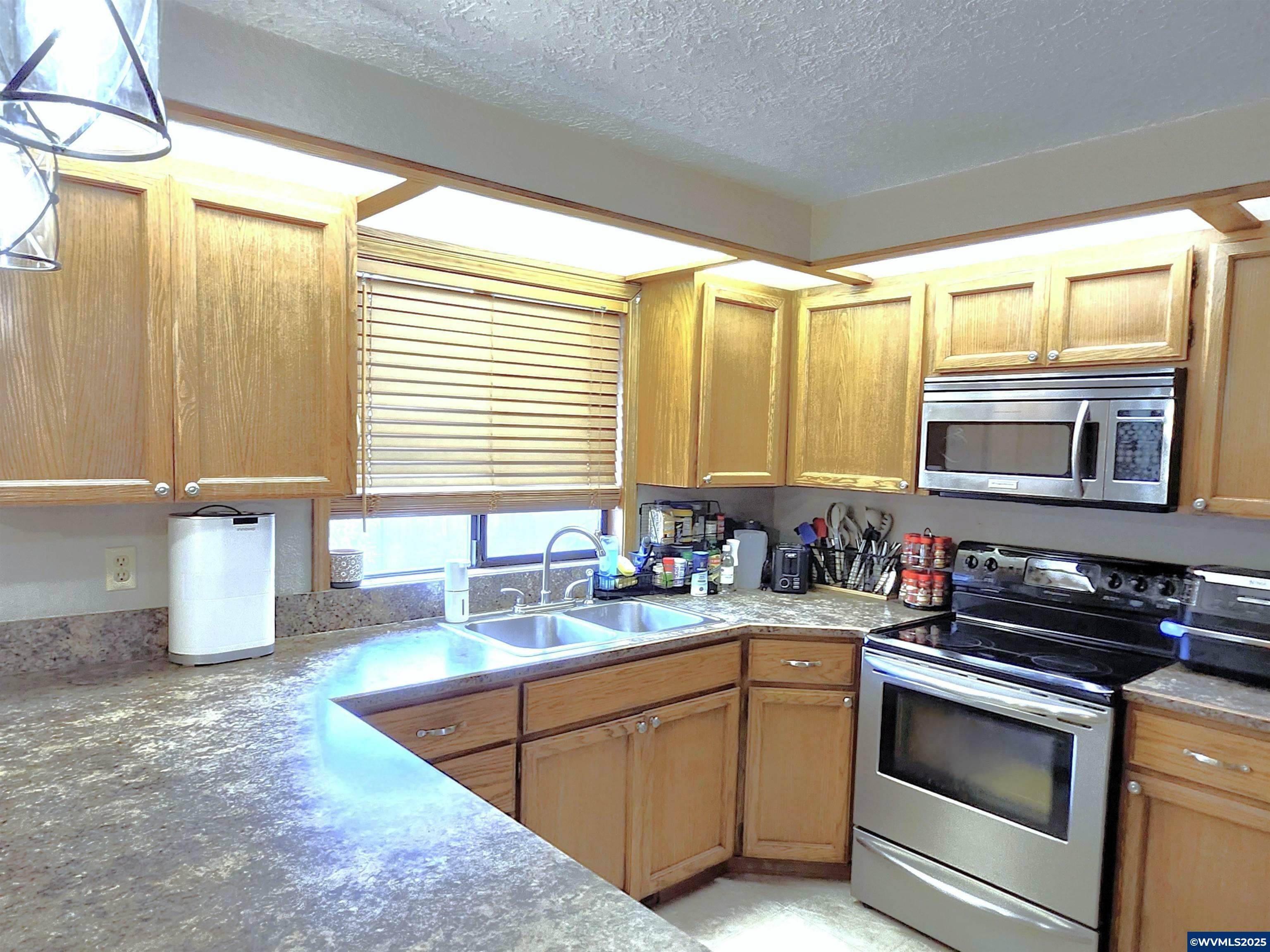 Property Photo:  1555 Rock Ledge Dr NE  OR 97303 