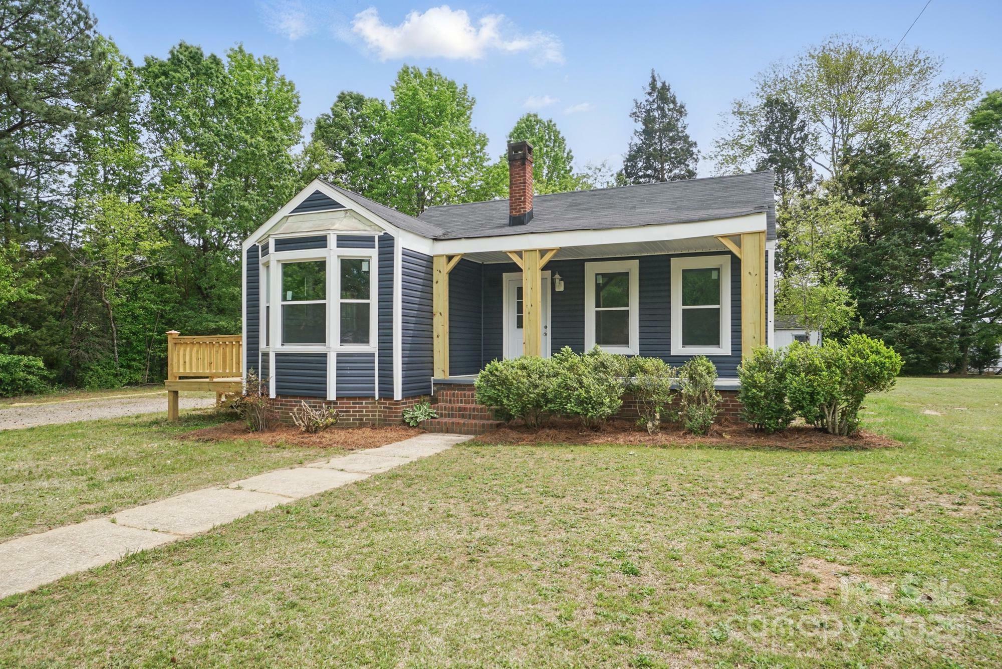 Property Photo: 410 E 17th Street NC 28083