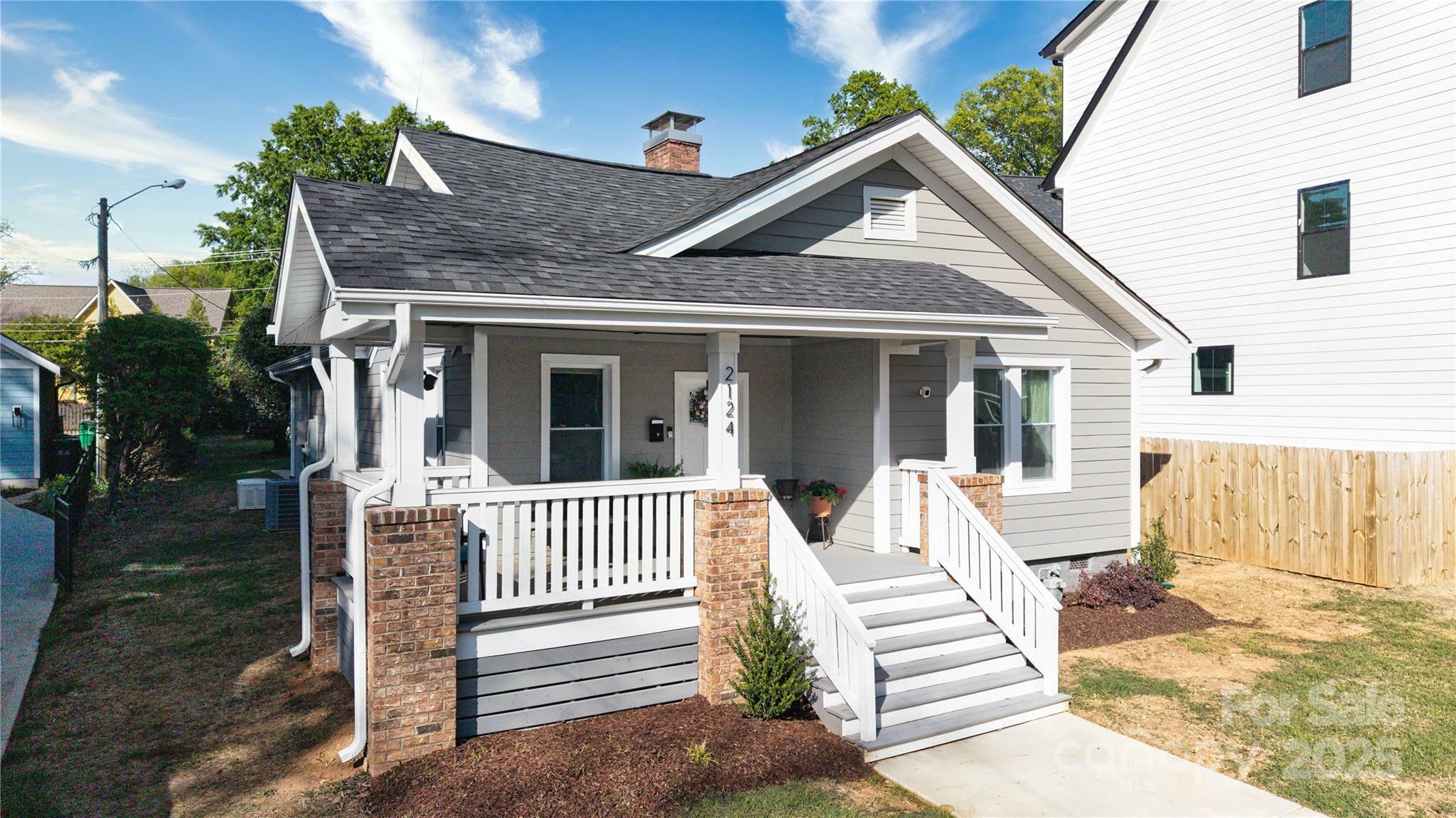 Property Photo: 2124 Roslyn Avenue NC 28208