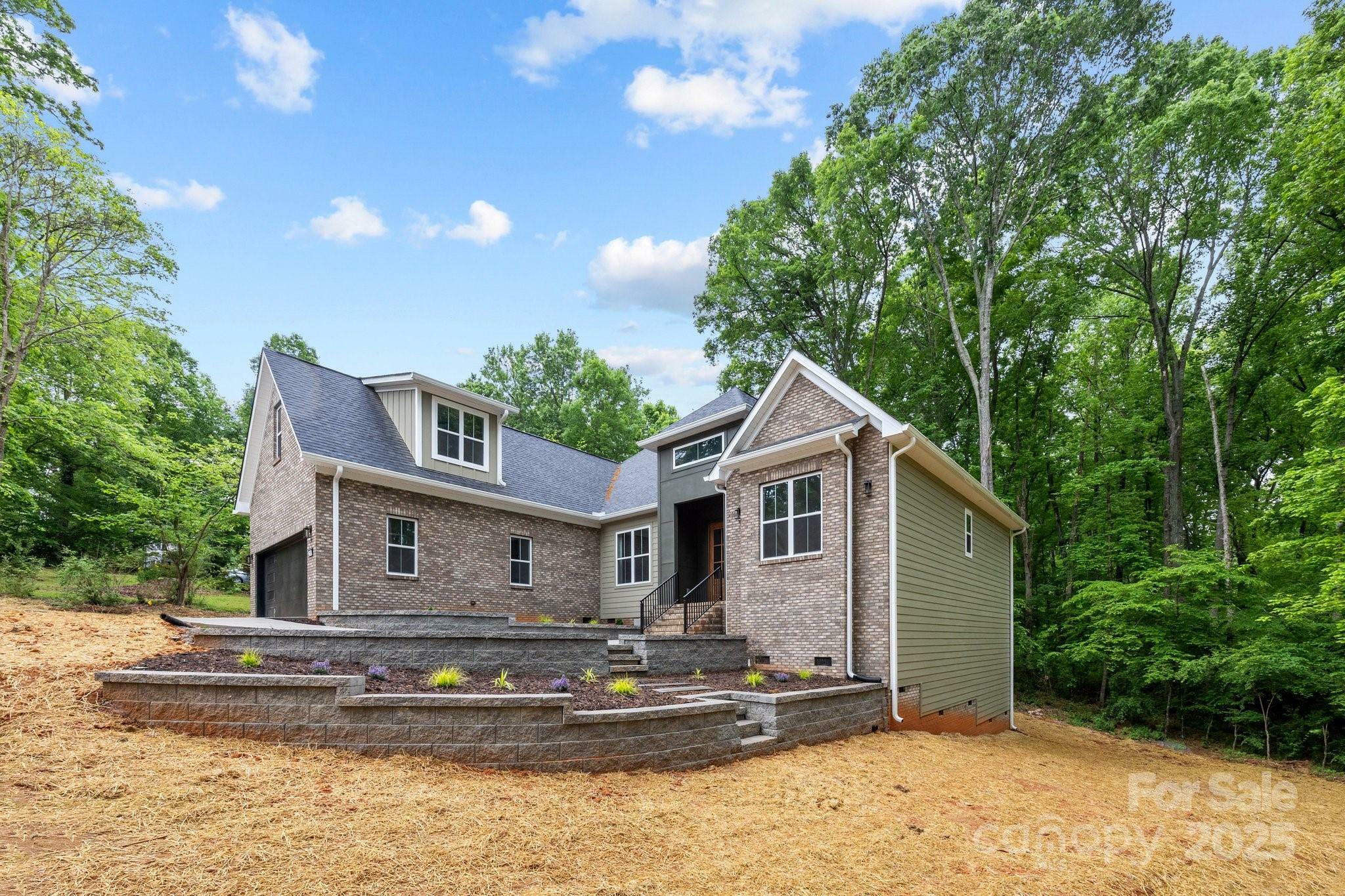 Property Photo: 2108 Lakeview Circle NC 28105