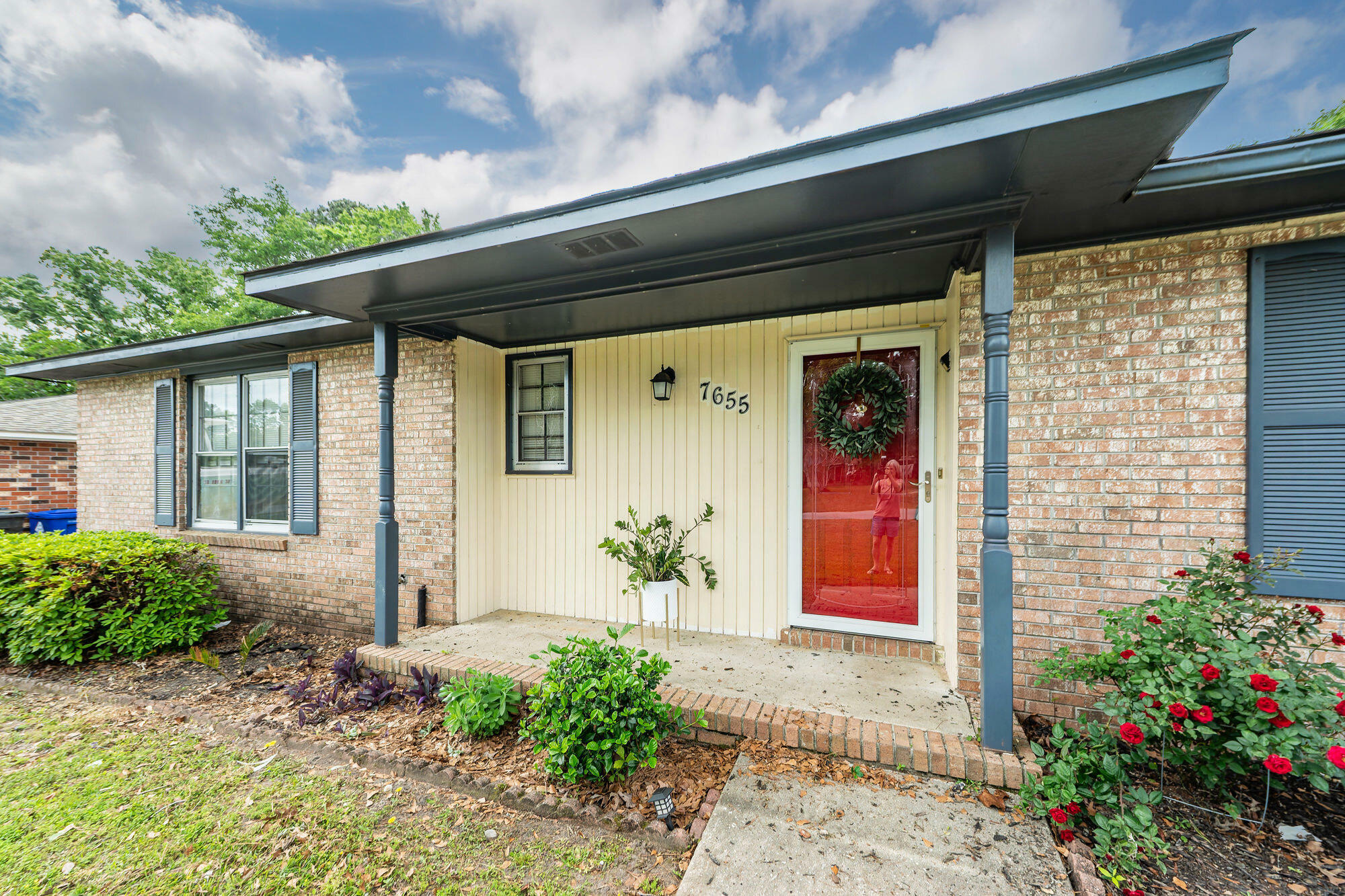 Property Photo: 7655 Ovaldale Drive SC 29418