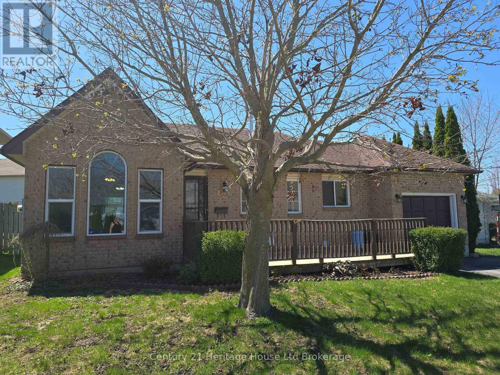Property Photo: 42 Pebble Beach Court ON N4S 8X2