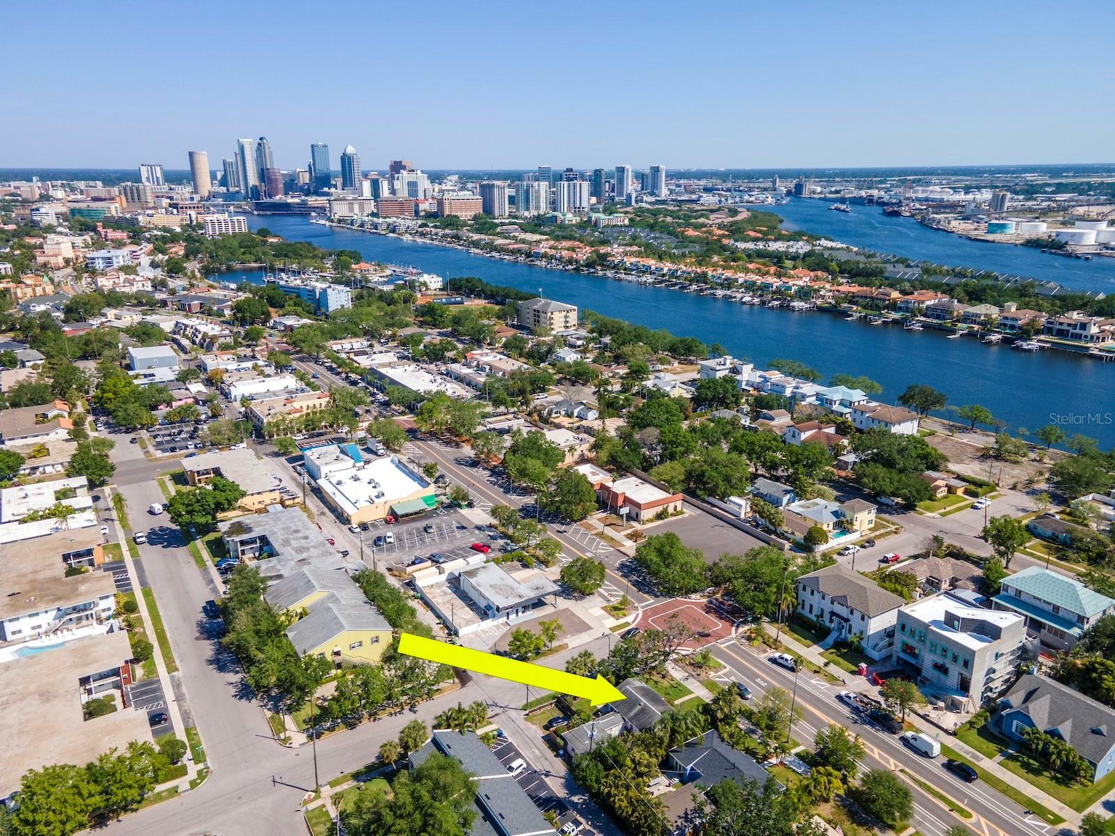 Property Photo: 404 E Davis Boulevard FL 33606