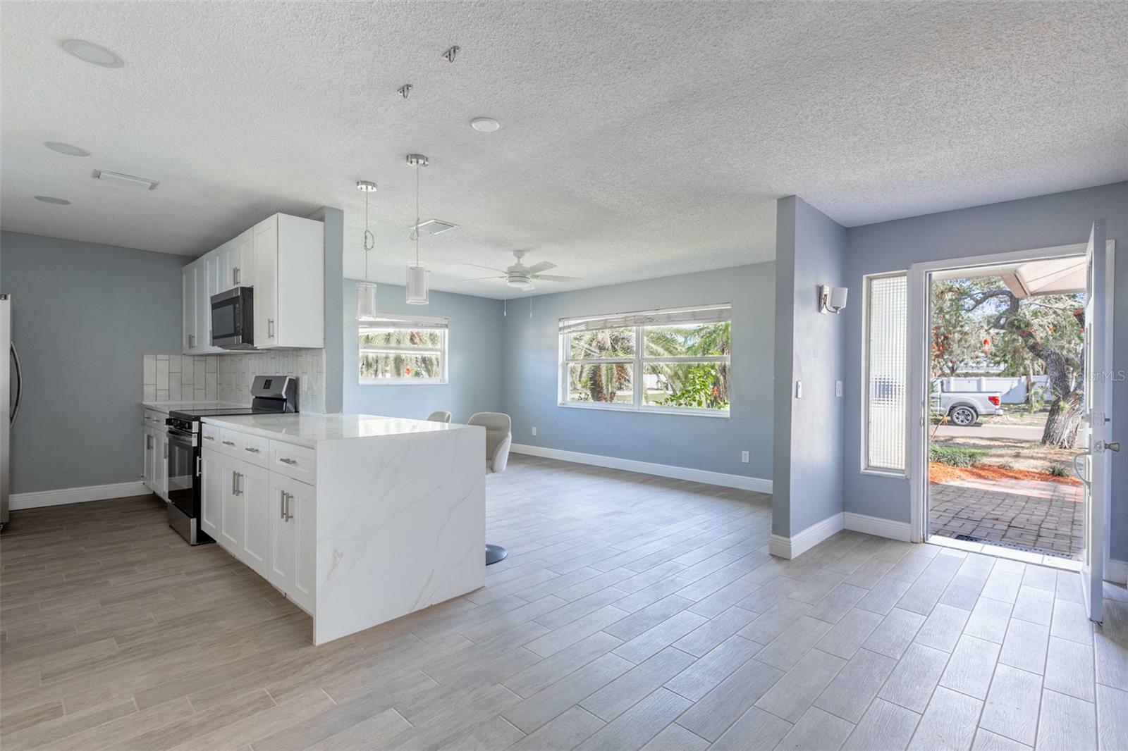 Property Photo: 5810 Venetian Boulevard NE FL 33703