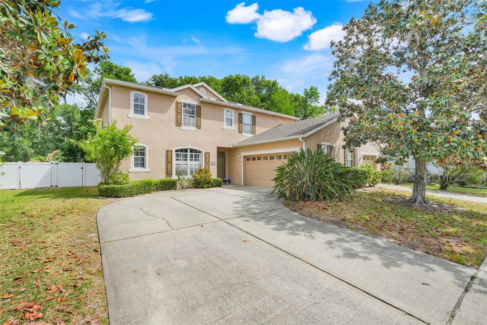 Property Photo: 422 Sandringham Court FL 32708