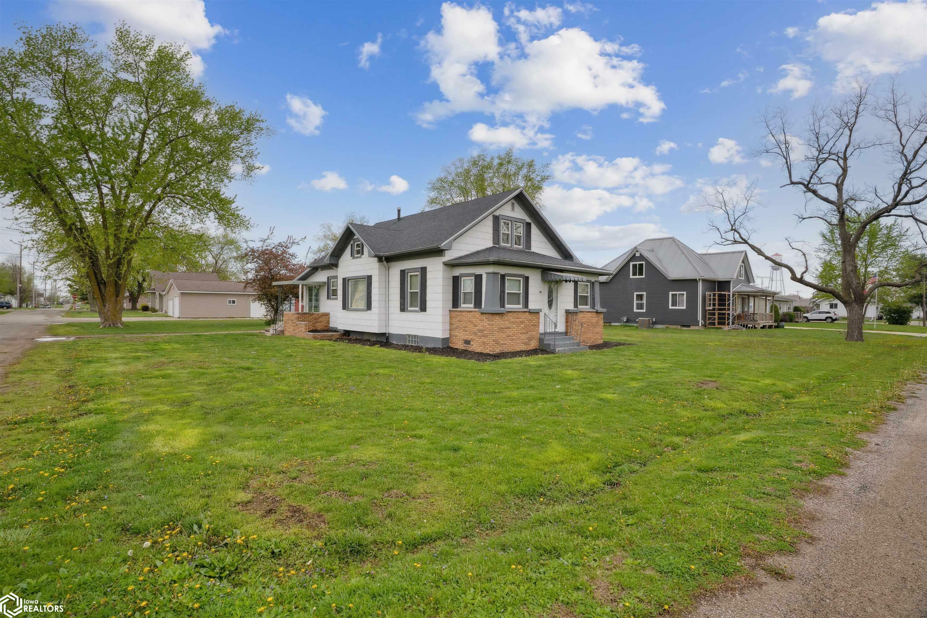 Property Photo: 202 Lynn Street IA 52625