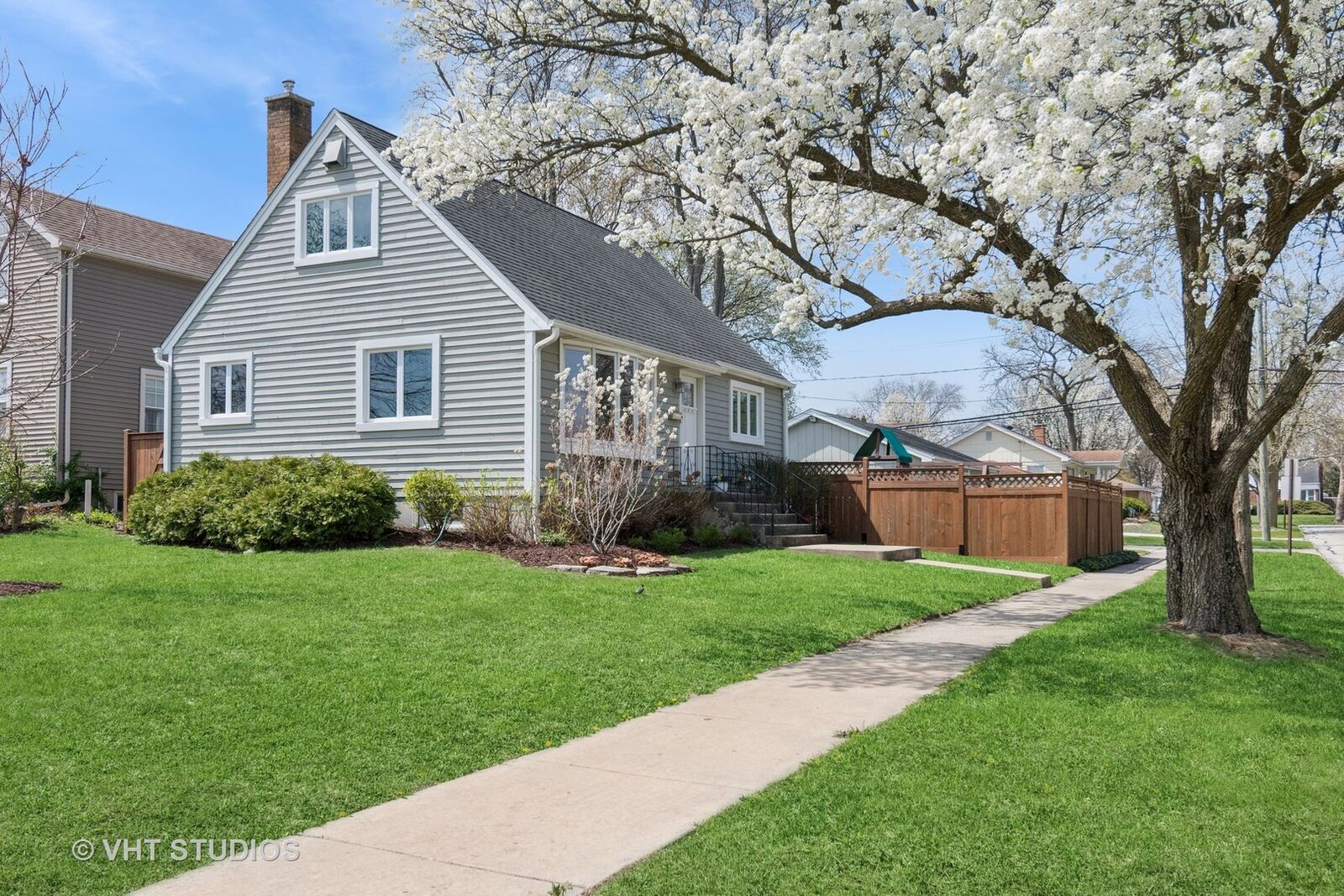Property Photo:  21 E Elm Street  IL 60181 