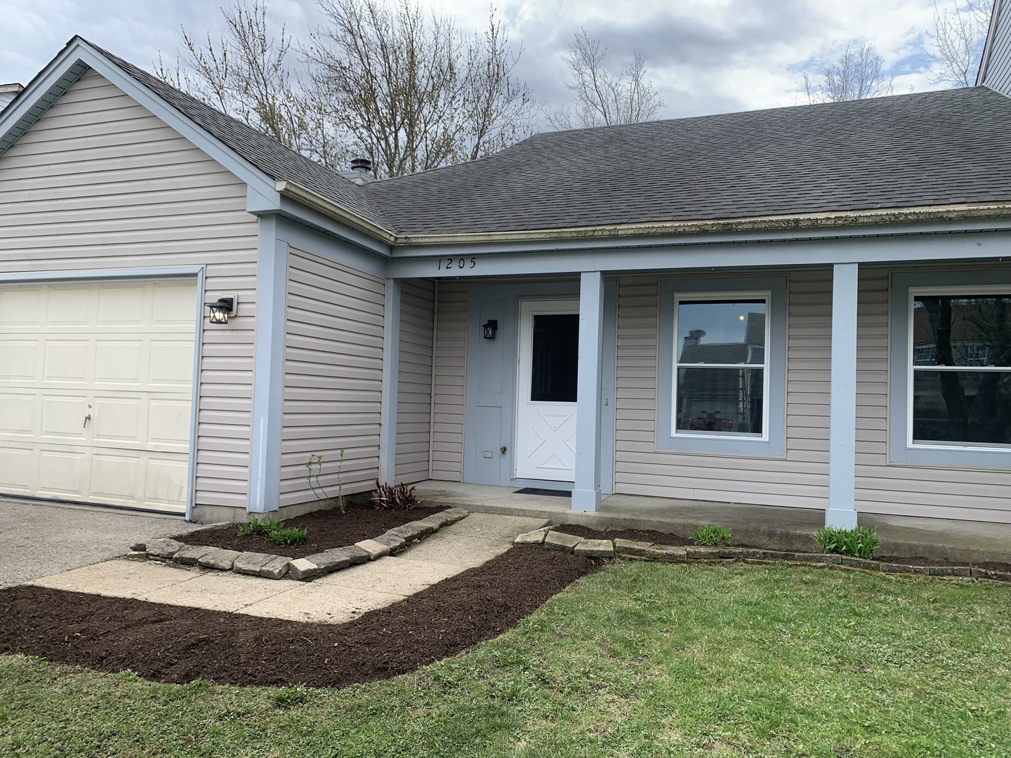 Property Photo: 1205 Ashbrook Drive IL 60060