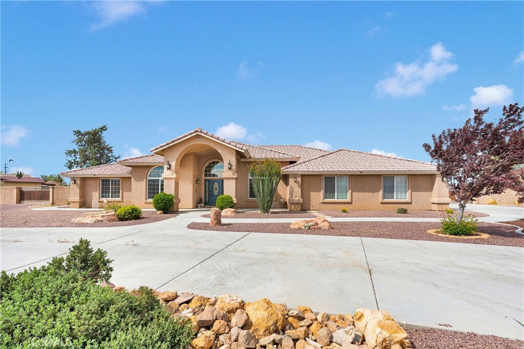 Property Photo: 19501 Kinai Road CA 92307