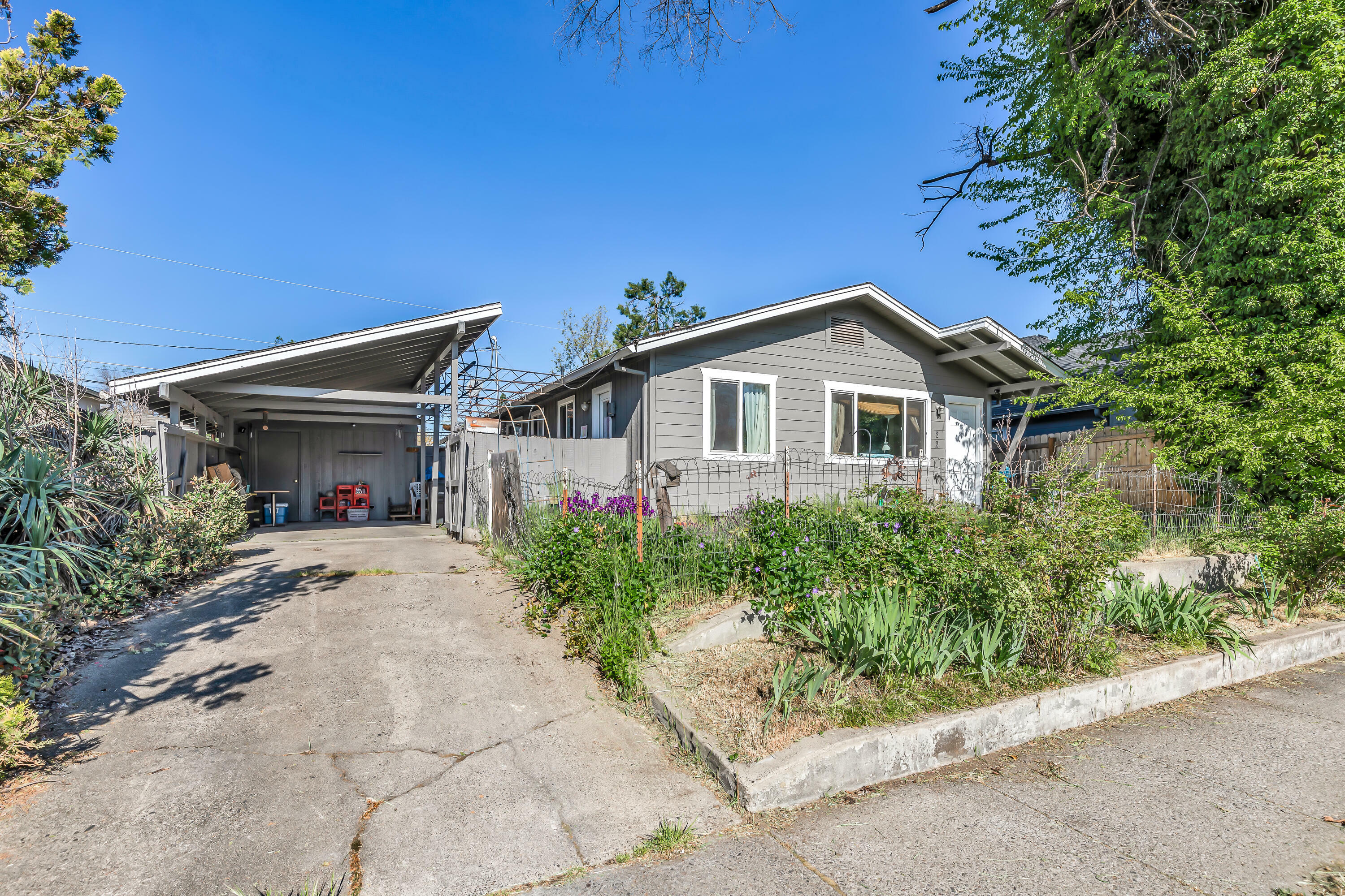 Property Photo: 22 Elm Street OR 97501
