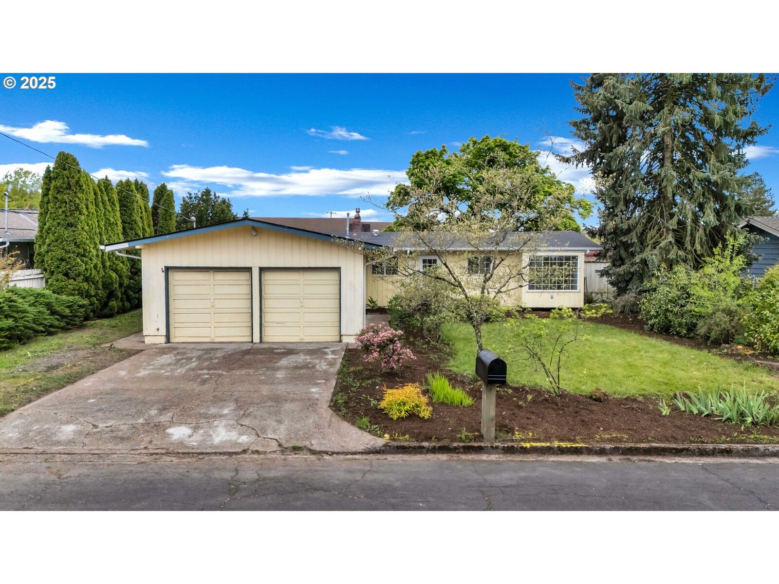 Property Photo:  1904 E Laurel Dr  OR 97132 