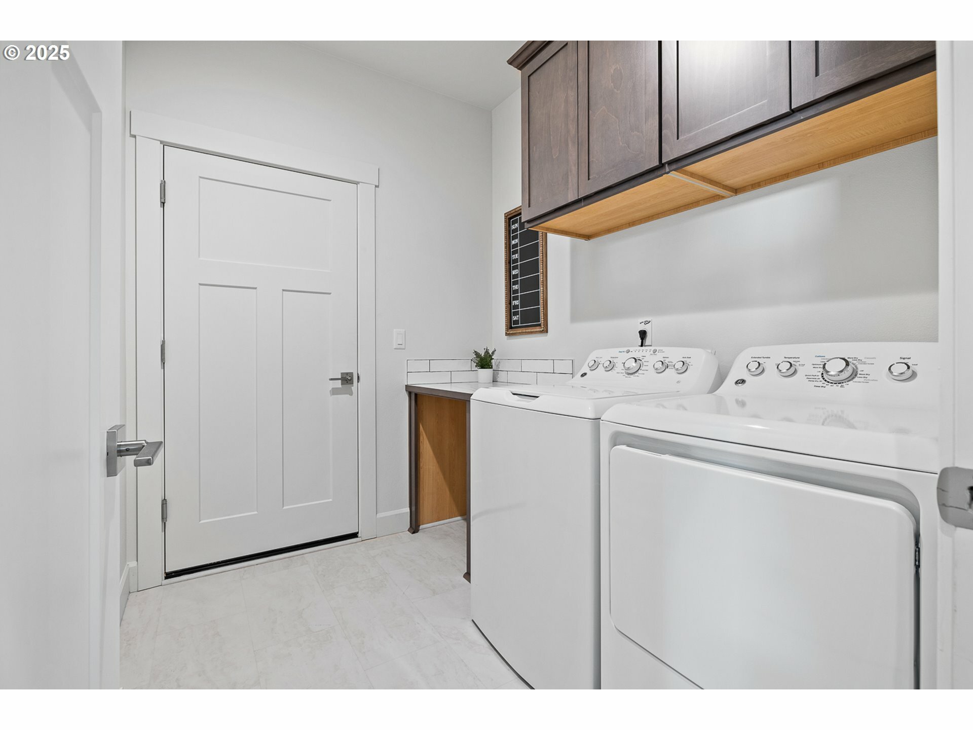 Property Photo: 833 E Autumn Ave OR 97838