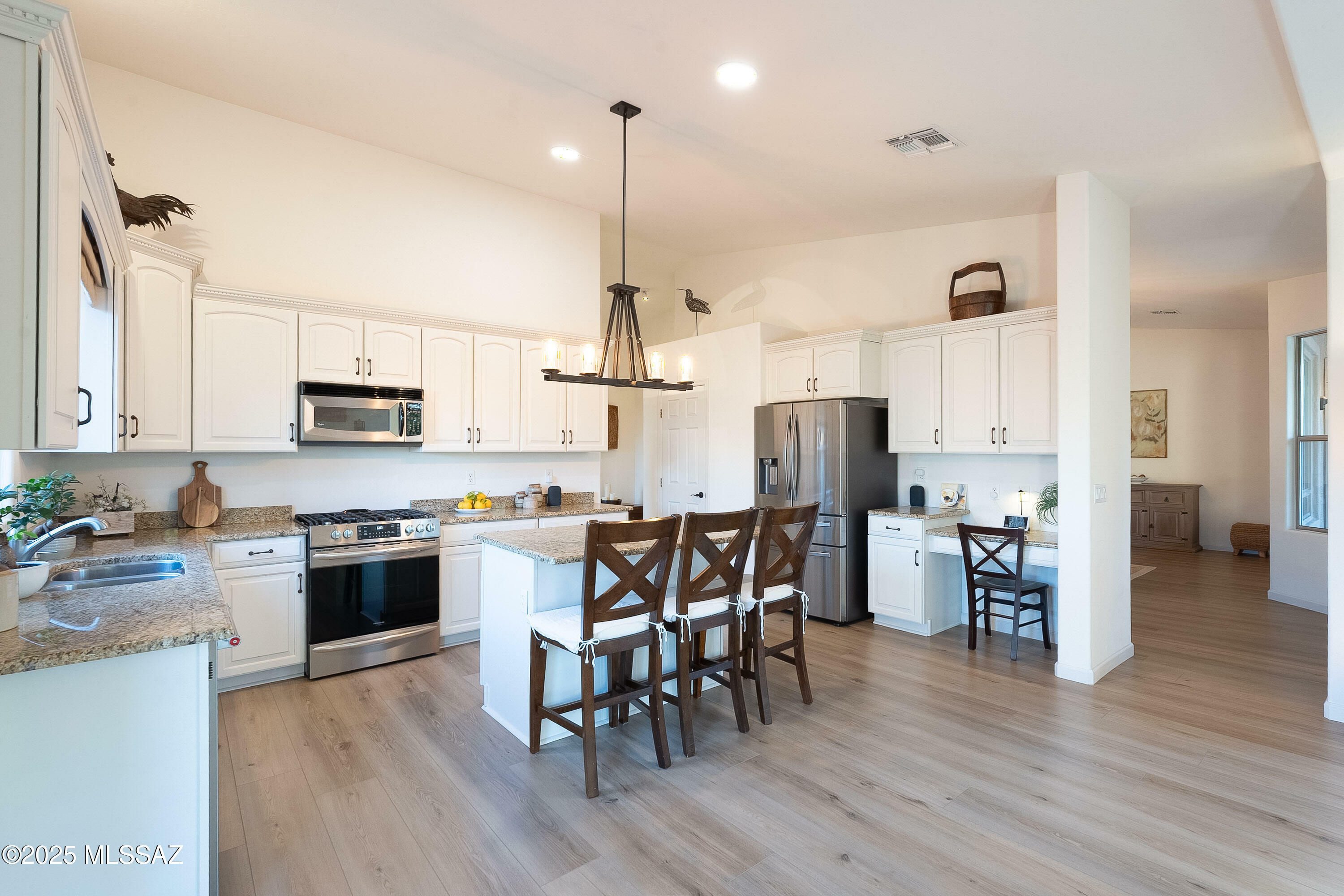 Property Photo:  829 E Hickman Drive  AZ 85737 