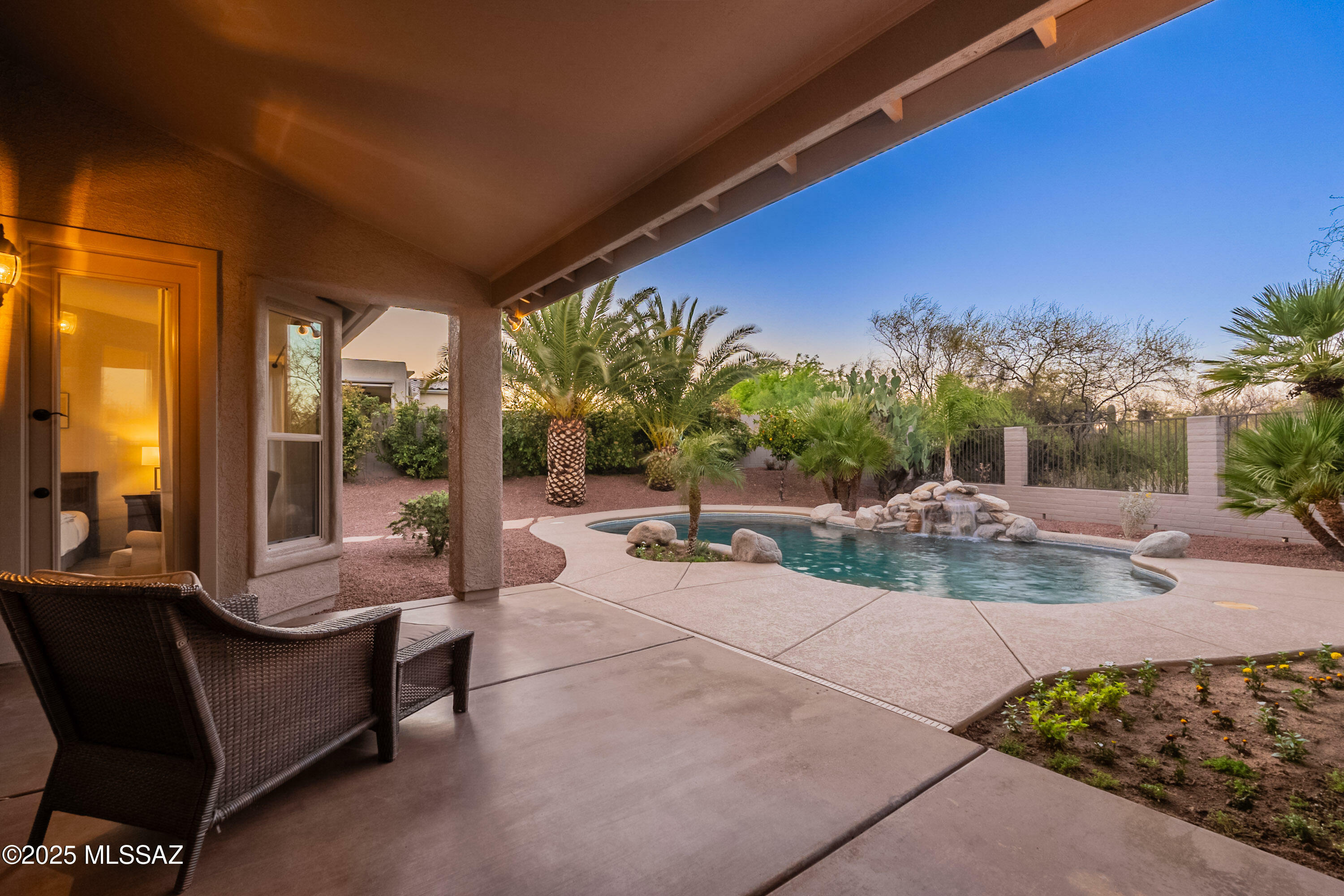 Property Photo:  829 E Hickman Drive  AZ 85737 