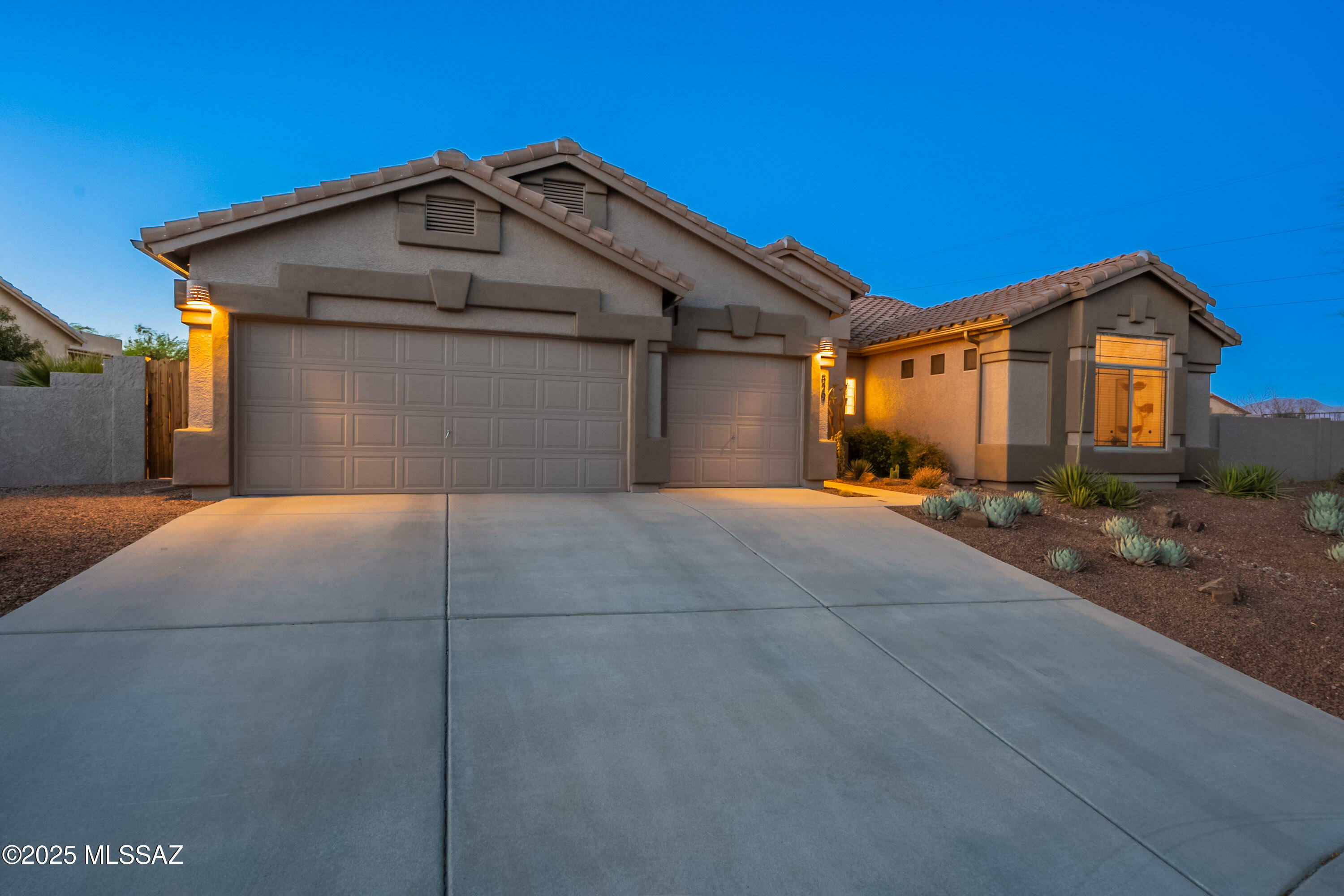 Property Photo: 829 E Hickman Drive AZ 85737