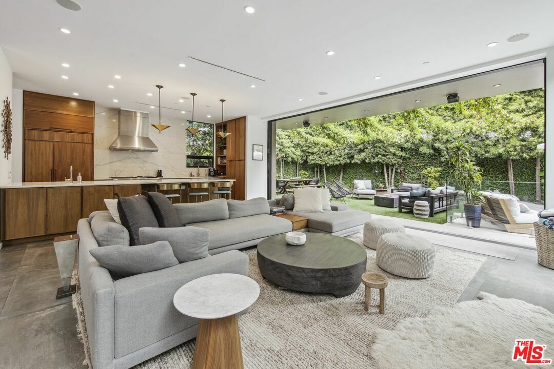 Property Photo: 1506 Walnut Ave CA 90291