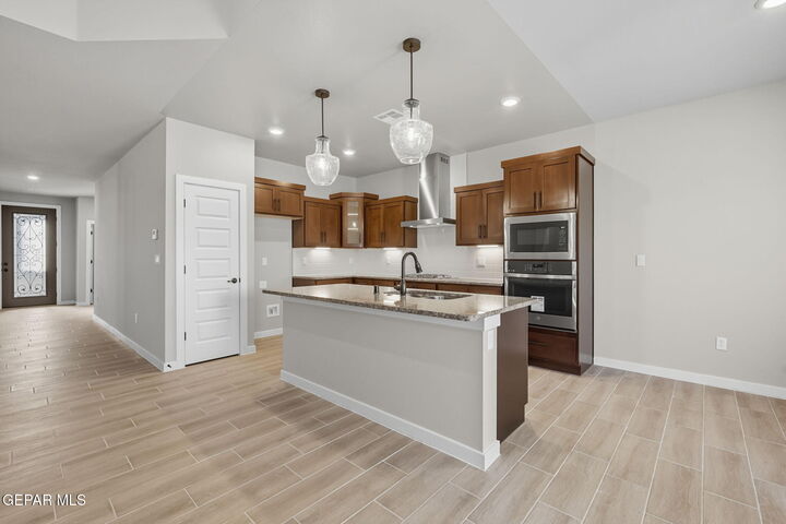 Property Photo: 917 Pettus Place TX 79928