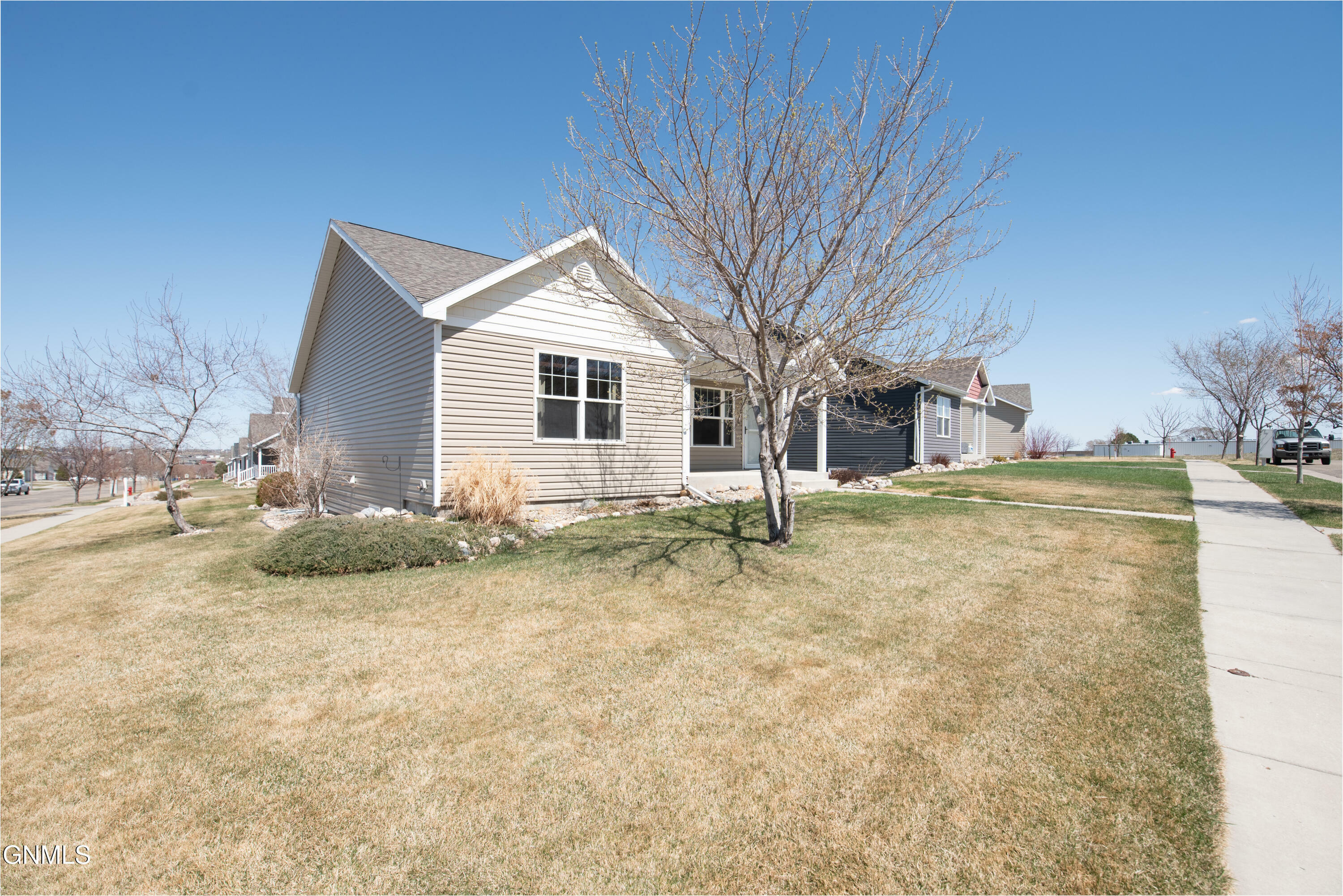 Property Photo:  1000 Bremner Avenue  ND 58503 