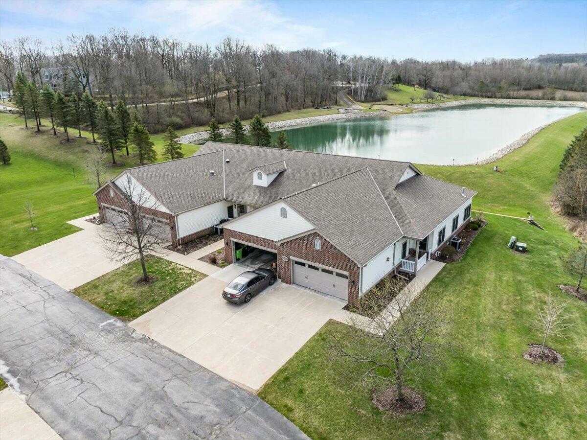 Property Photo: 652 Pleasantwood Dr 4 WI 53040