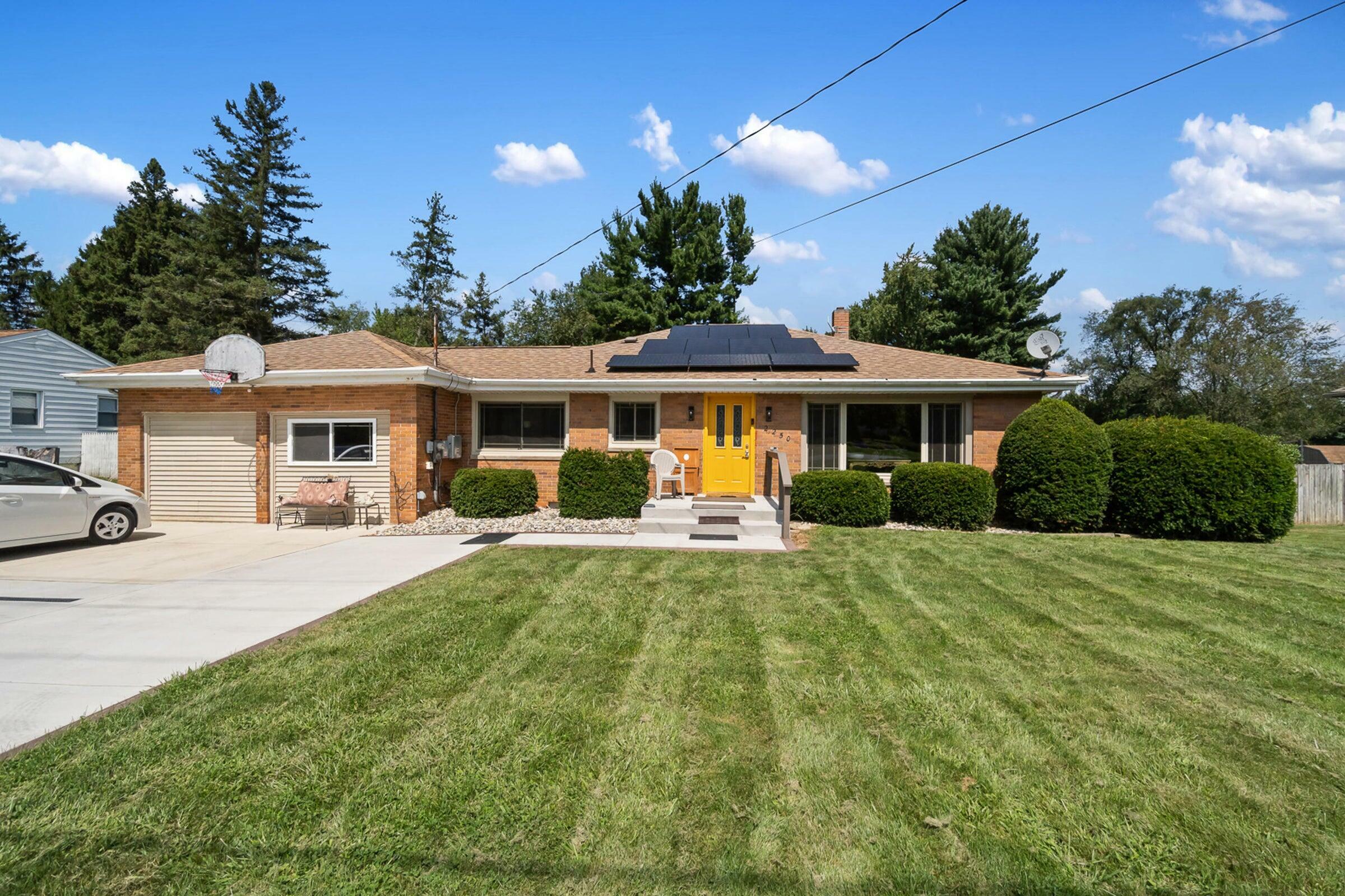 2250 Saines Manor Drive  Jackson MI 49201 photo