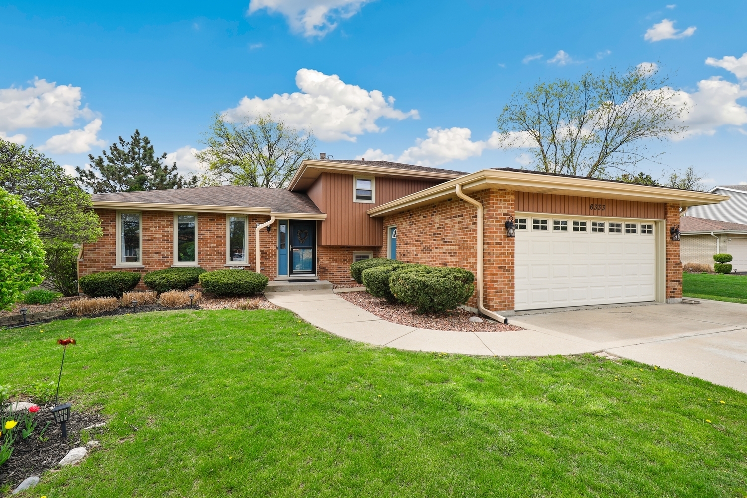 Property Photo: 6333 Carriage Way IL 60452