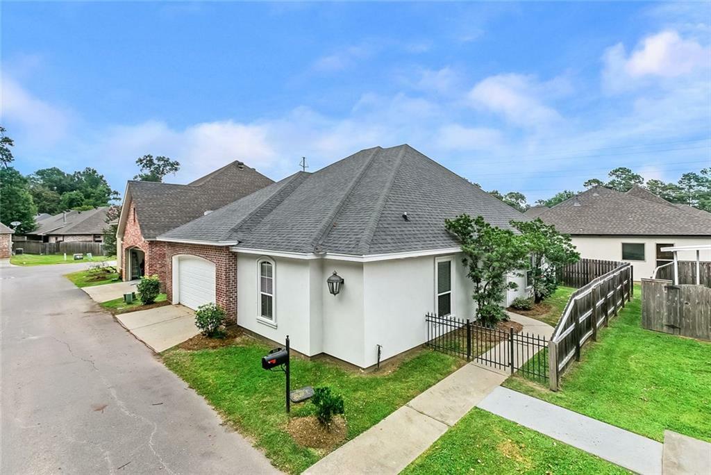 Property Photo: 505 Bigleaf Court LA 70447