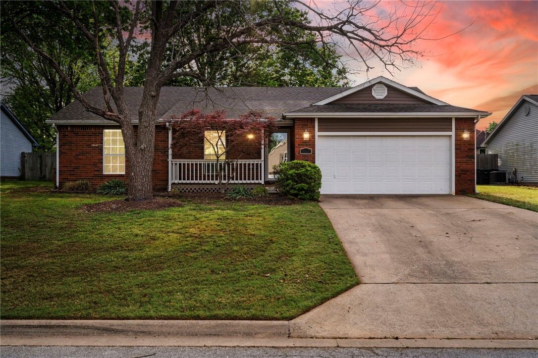 Property Photo:  1600 N Stable Avenue  AR 72703 