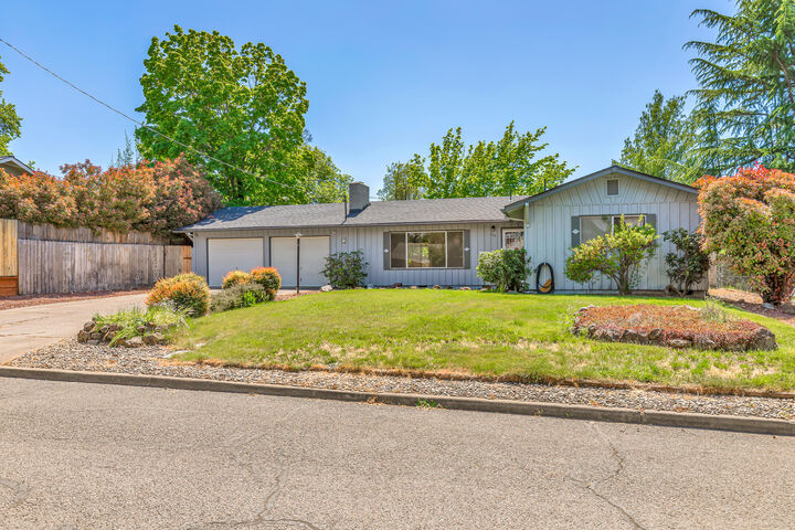 Property Photo: 204 Princess Way OR 97502