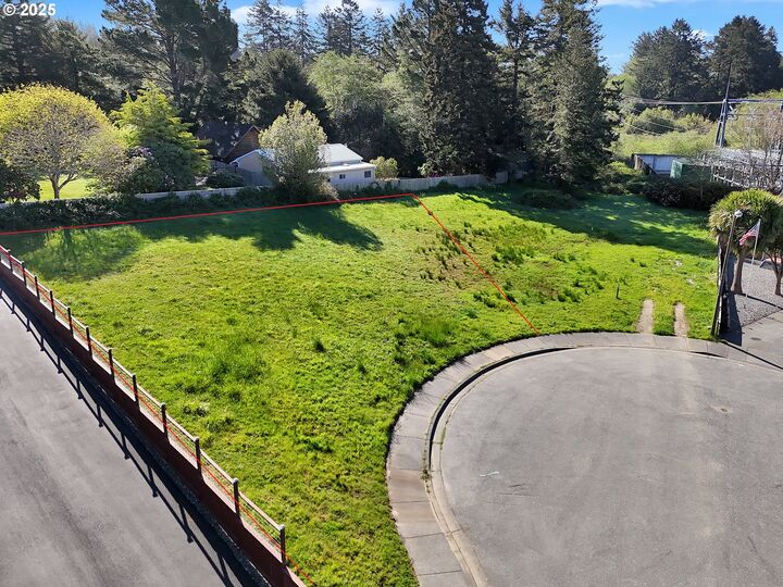 Property Photo: 6923 Oakwood Ct OR 97415