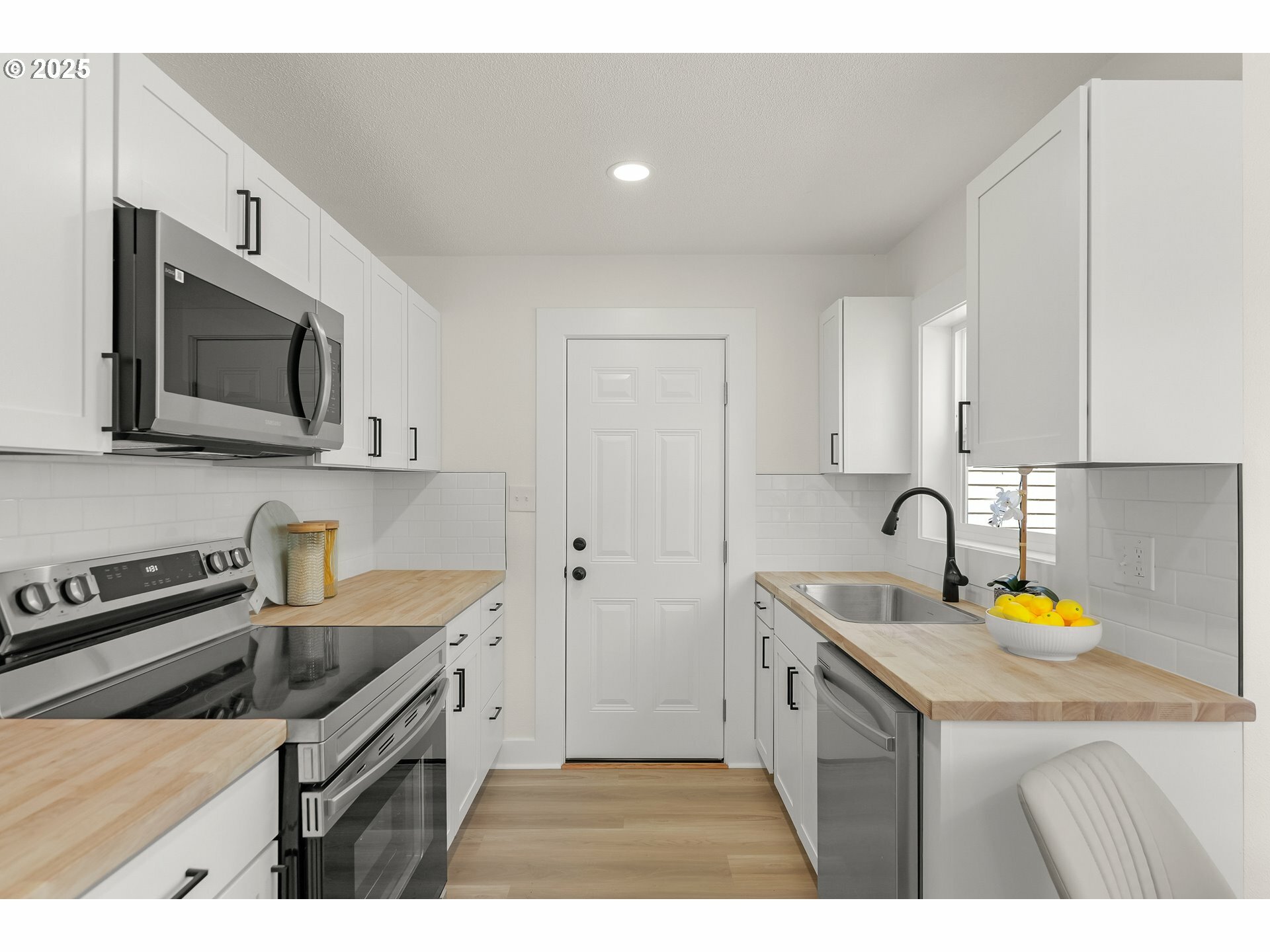 Property Photo:  2495 Myrtle Ave NE  OR 97301 