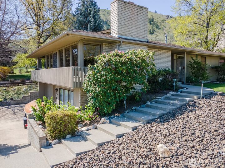 Property Photo:  1200  Summer Hill Place  WA 98801 