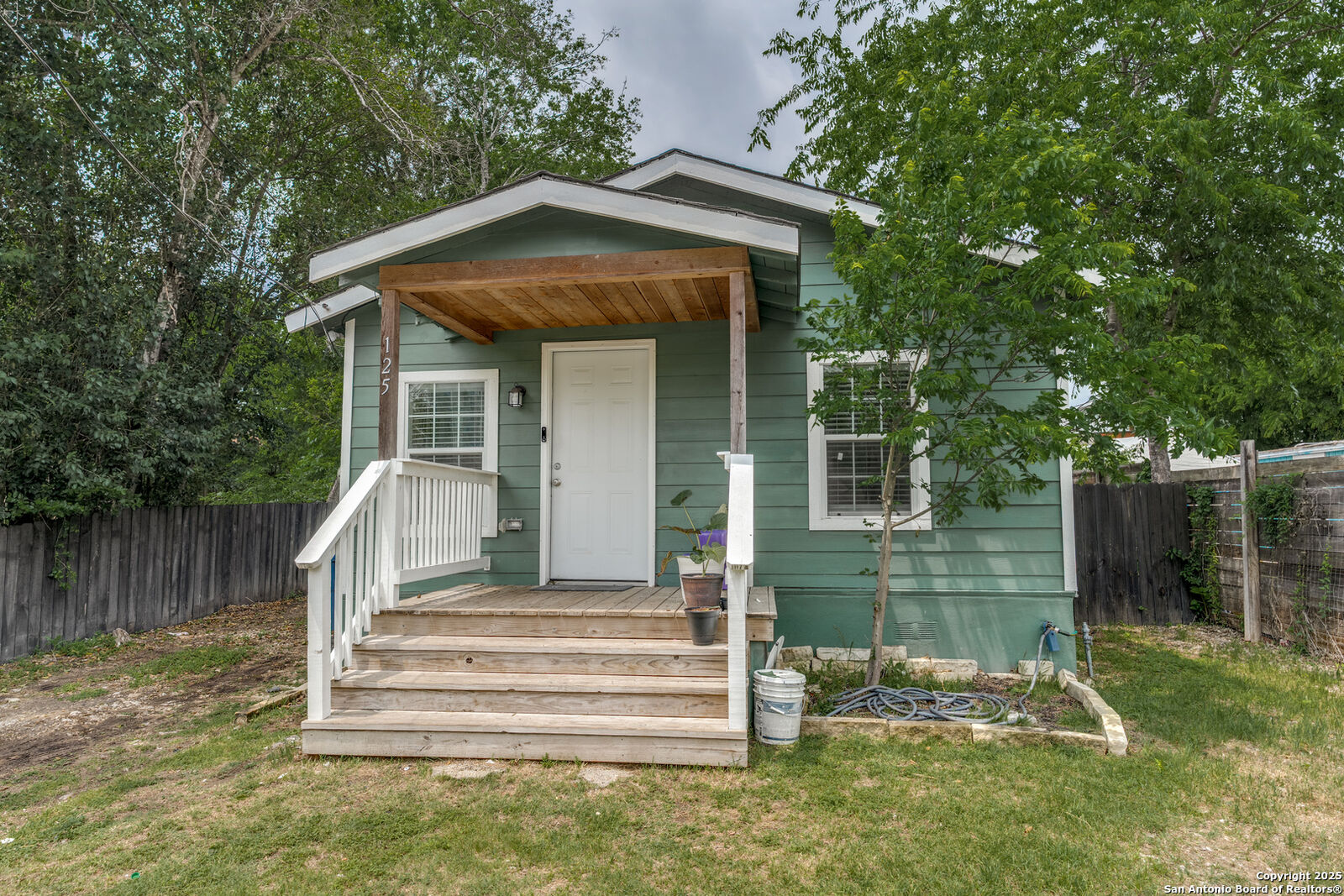 Property Photo:  125 Magendie St  TX 78210 