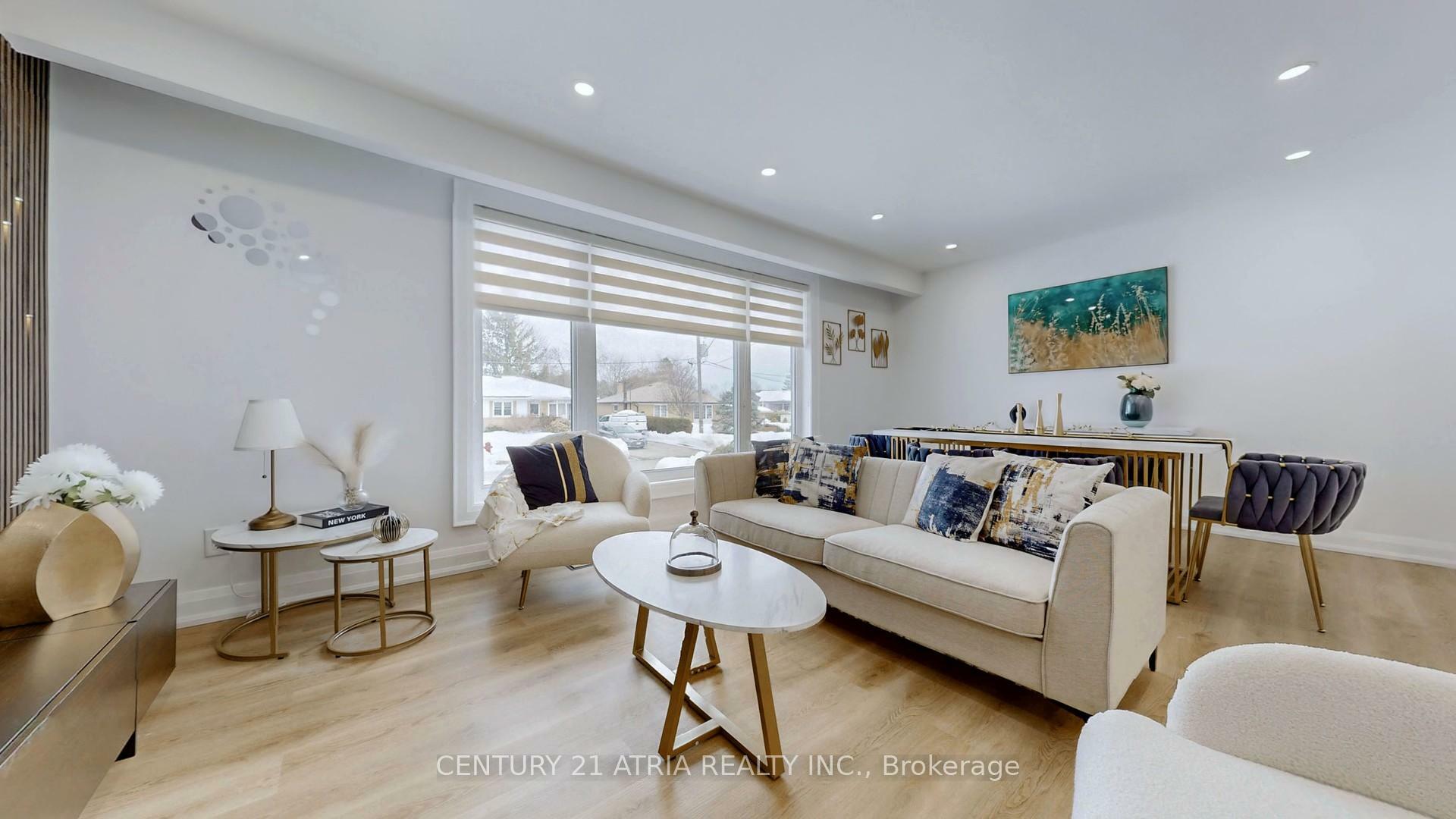 24 Collins Crescent  Aurora ON L4G 2W2 photo