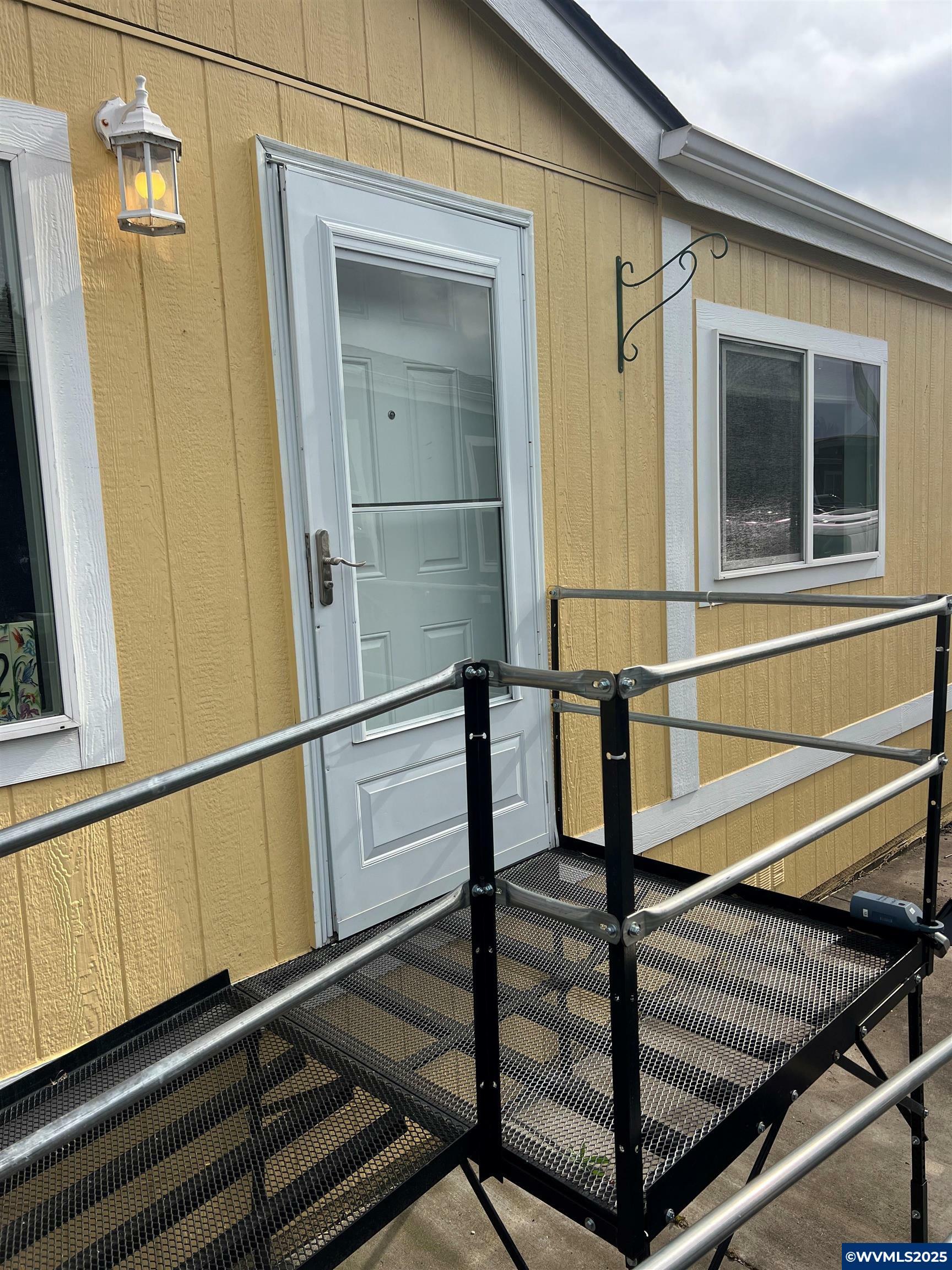 Property Photo: 1732 Pine St NE 12 OR 97381
