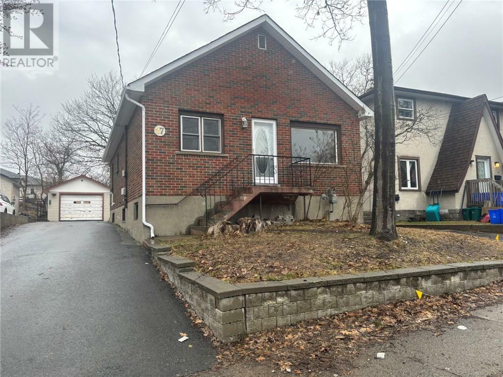 Photo de la propriété: 27 Whittaker Street ON P3C 3W8