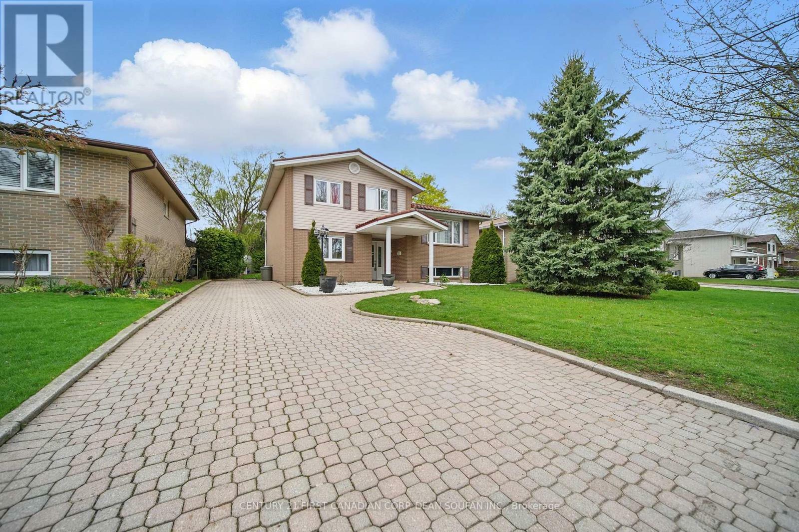 Photo de la propriété: 104 Antrim Crescent ON N6E 1G8