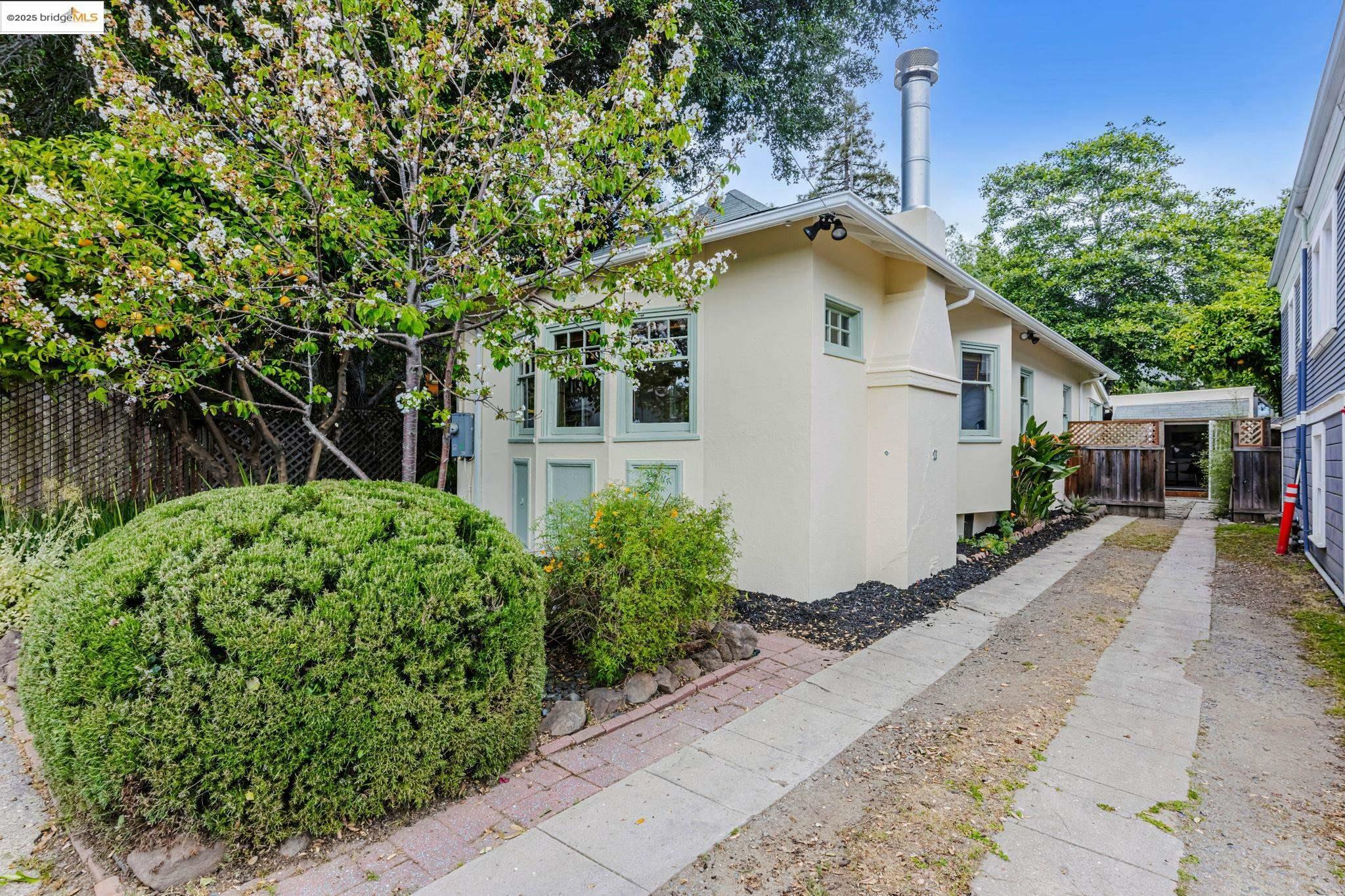 Property Photo: 72 Montell St CA 94611